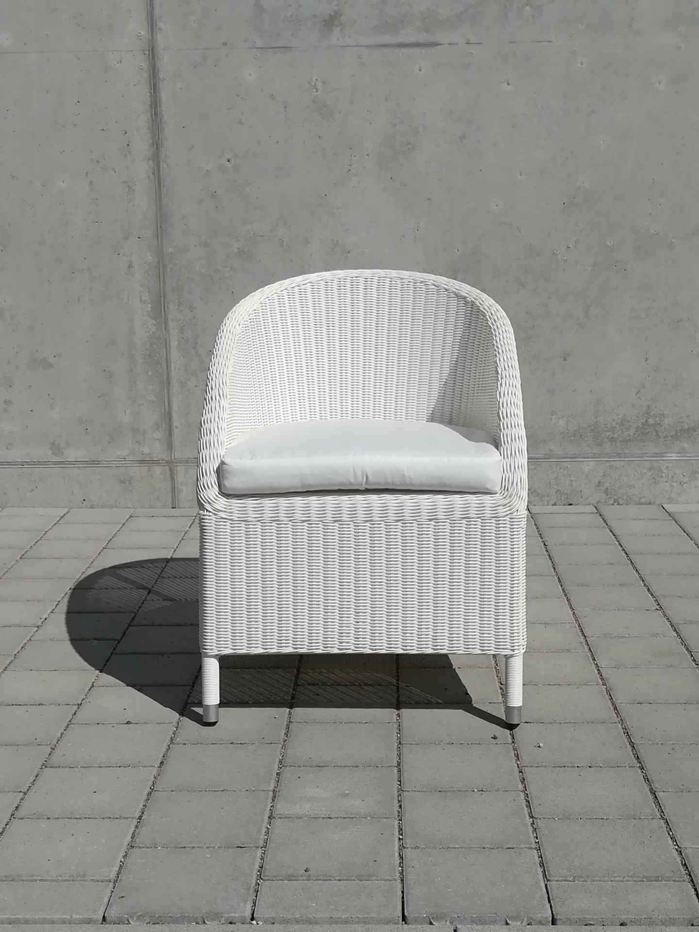 Der klassische Gartensessel Romantik wurde speziell für denn Outdoor-Bereich gefertigt. Hergestellt wurde dieser von der Marke Jan Kurtz. Die Farbe des Sessels ist Weiß.