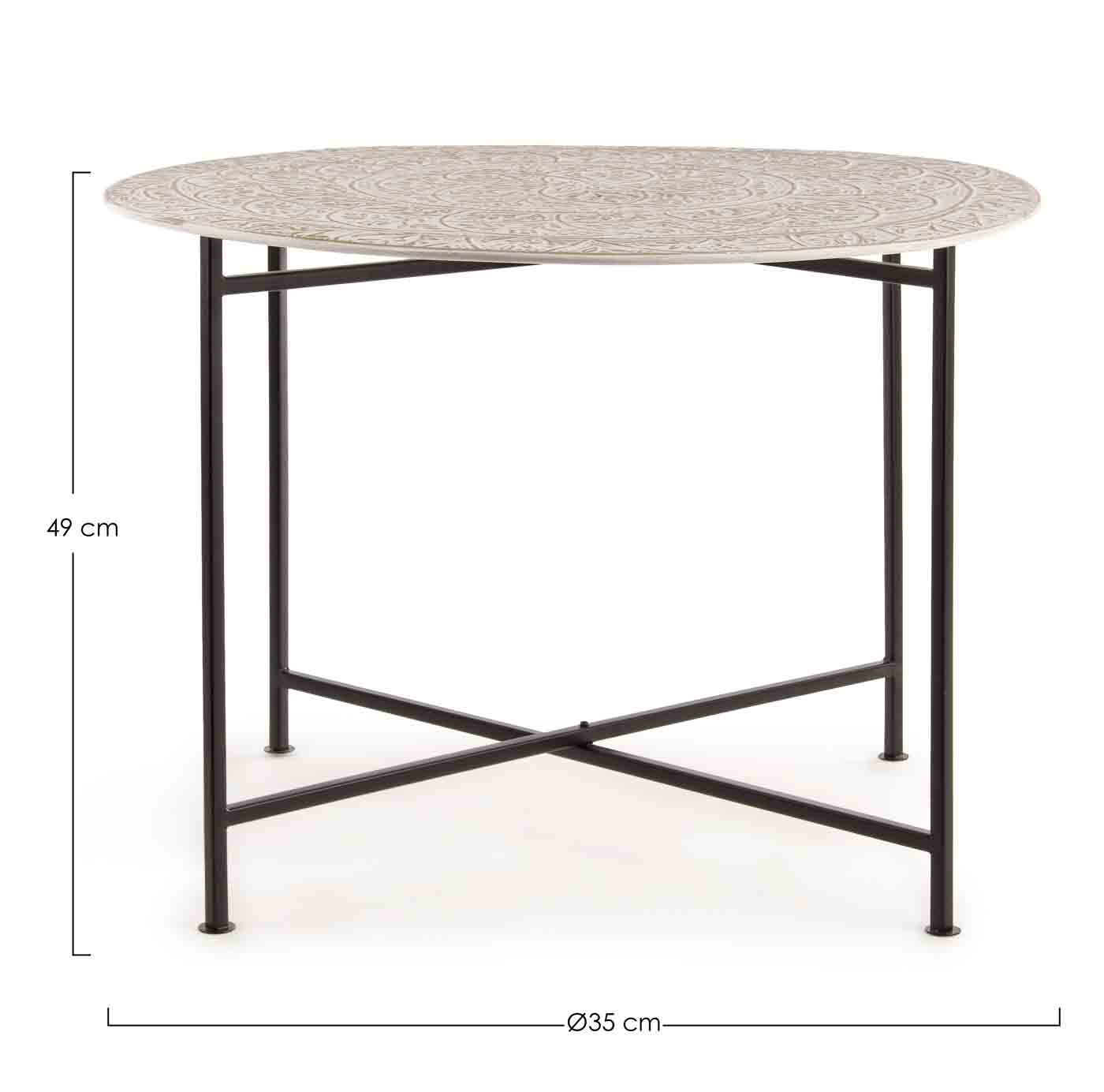Der Beistelltisch Anil wurde aus Metall gefertigt. Die Oberfläche ist versilbert und abnehmbar. Der Tisch ist in verschiedenen Ausführungen erhältlich.