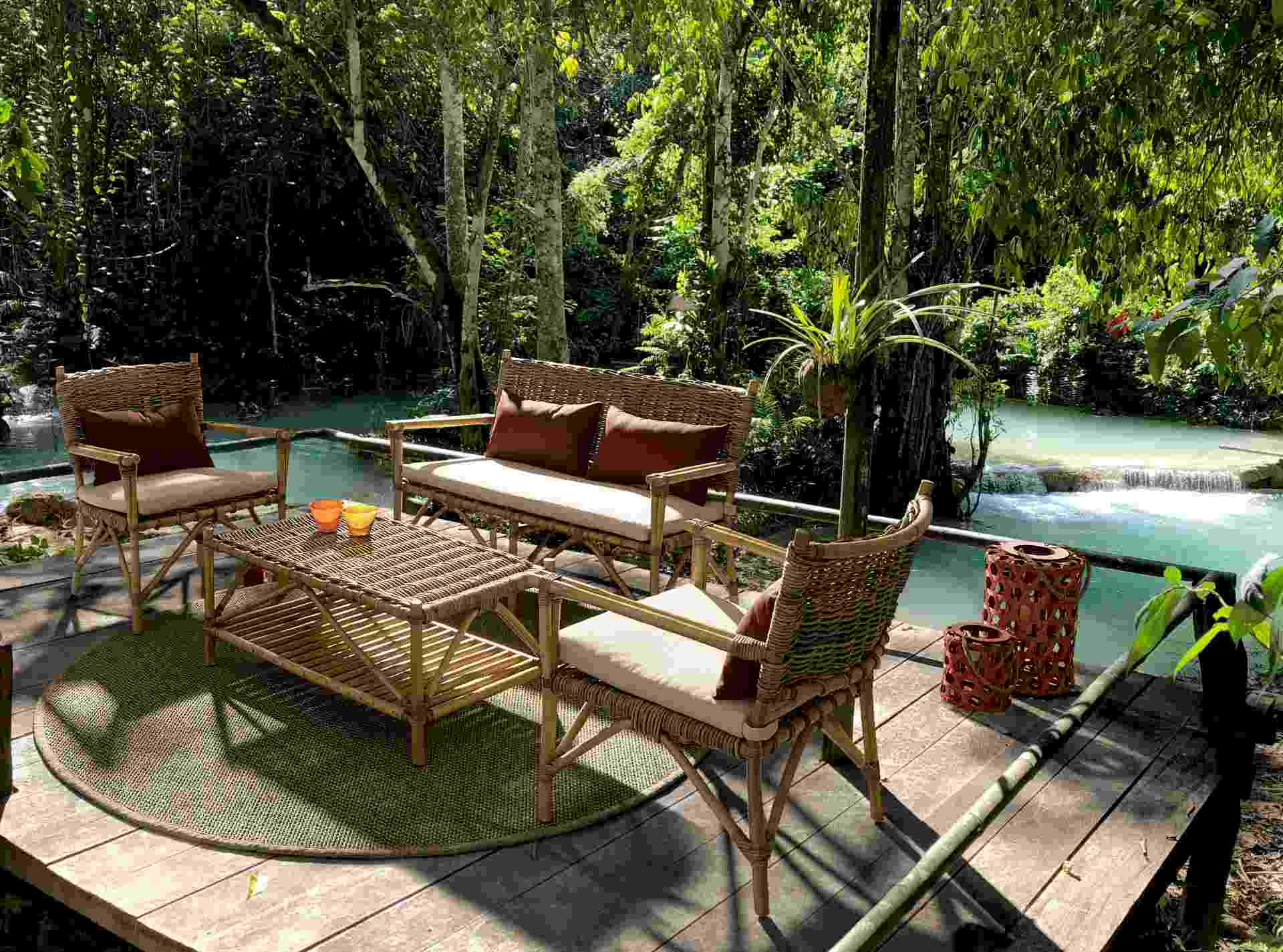 Der Gartensessel Tarifa überzeugt mit seinem klassischen Design. Gefertigt wurde er aus Kubu, welches einen braunen Farbton besitzt. Das Gestell ist aus Rattan und hat eine natürliche Farbe. Der Sessel verfügt über eine Sitzhöhe von 43 cm und ist für den 