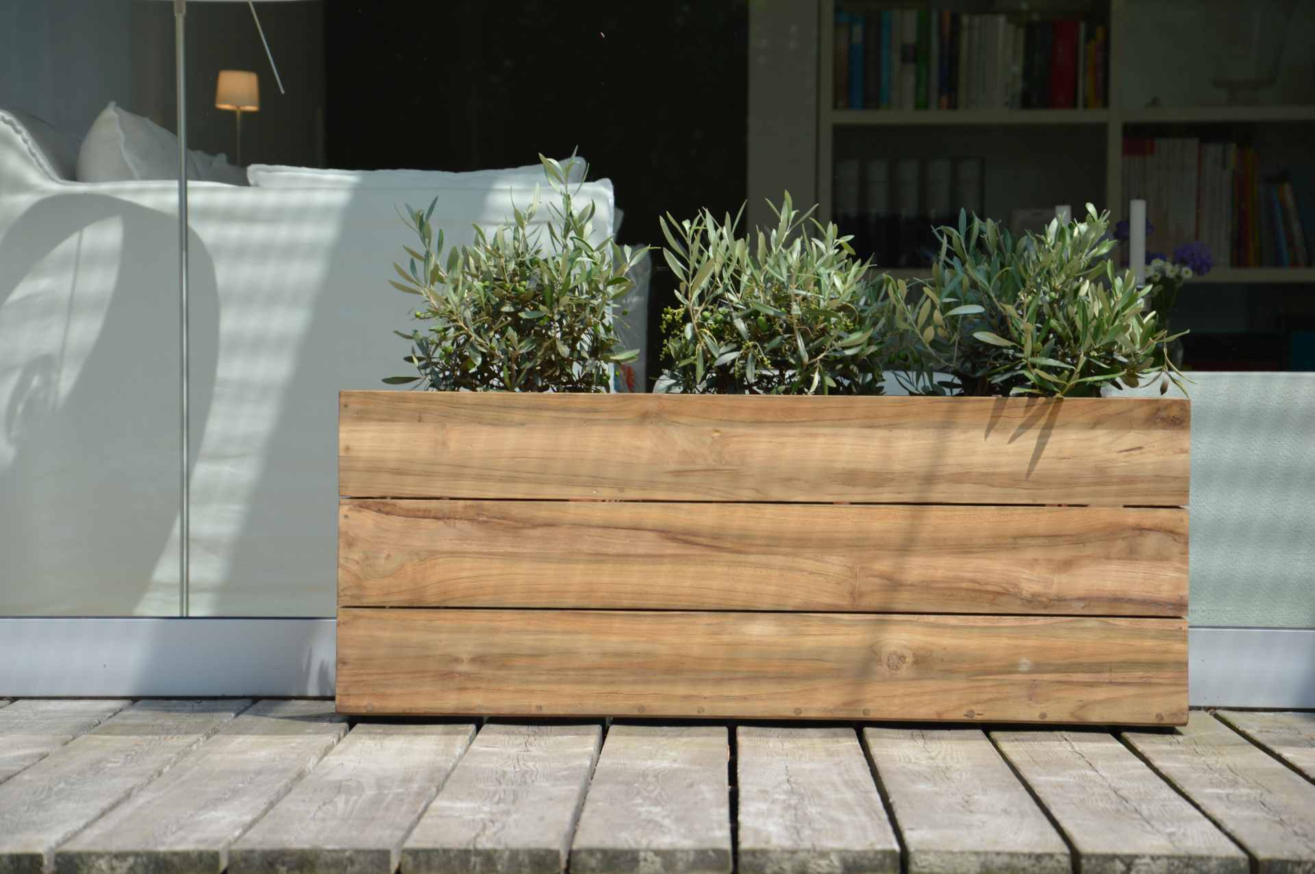Der Pflanzenbehälter Mini Garden Container wurde aus massivem Holz gefertigt. Das moderne Design wurde von der Marke Jan Kurtz entwickelt.