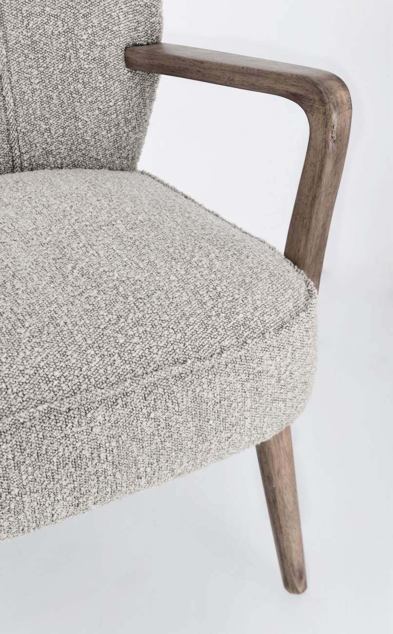 Der Sessel Moritz überzeugt mit seinem modernen Stil. Gefertigt wurde er aus einem Stoff-Bezug, welcher einen hellgrauen Farbton besitzt. Das Gestell ist aus Kautschukholz und hat eine braune Farbe. Der Sessel verfügt über eine Armlehne.