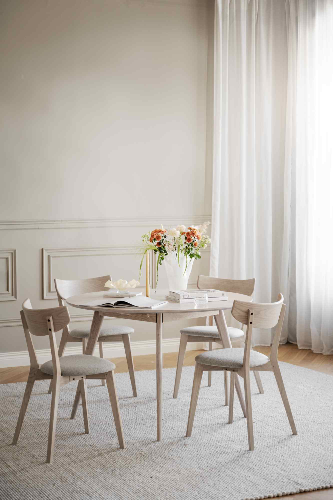 Design trifft Funktion: Esstisch Yumi Rund 115cm, MDF Eiche Weiß pigmentiert.