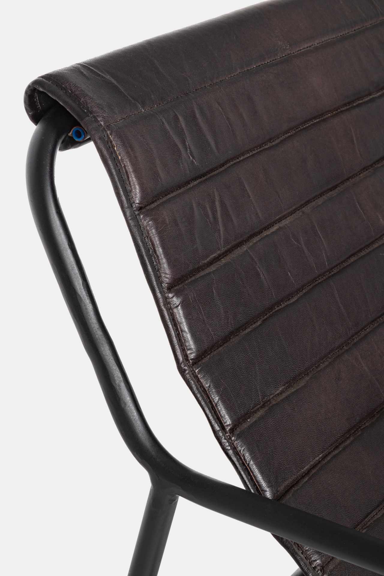 Der Sessel Karisma überzeugt mit seinem klassischen Design. Gefertigt wurde er aus Leder, welches einen schwarzen Farbton besitzt. Das Gestell ist aus Metall und hat eine schwarze Farbe. Der Sessel besitzt eine Sitzhöhe von 44 cm. Die Breite beträgt 59 cm