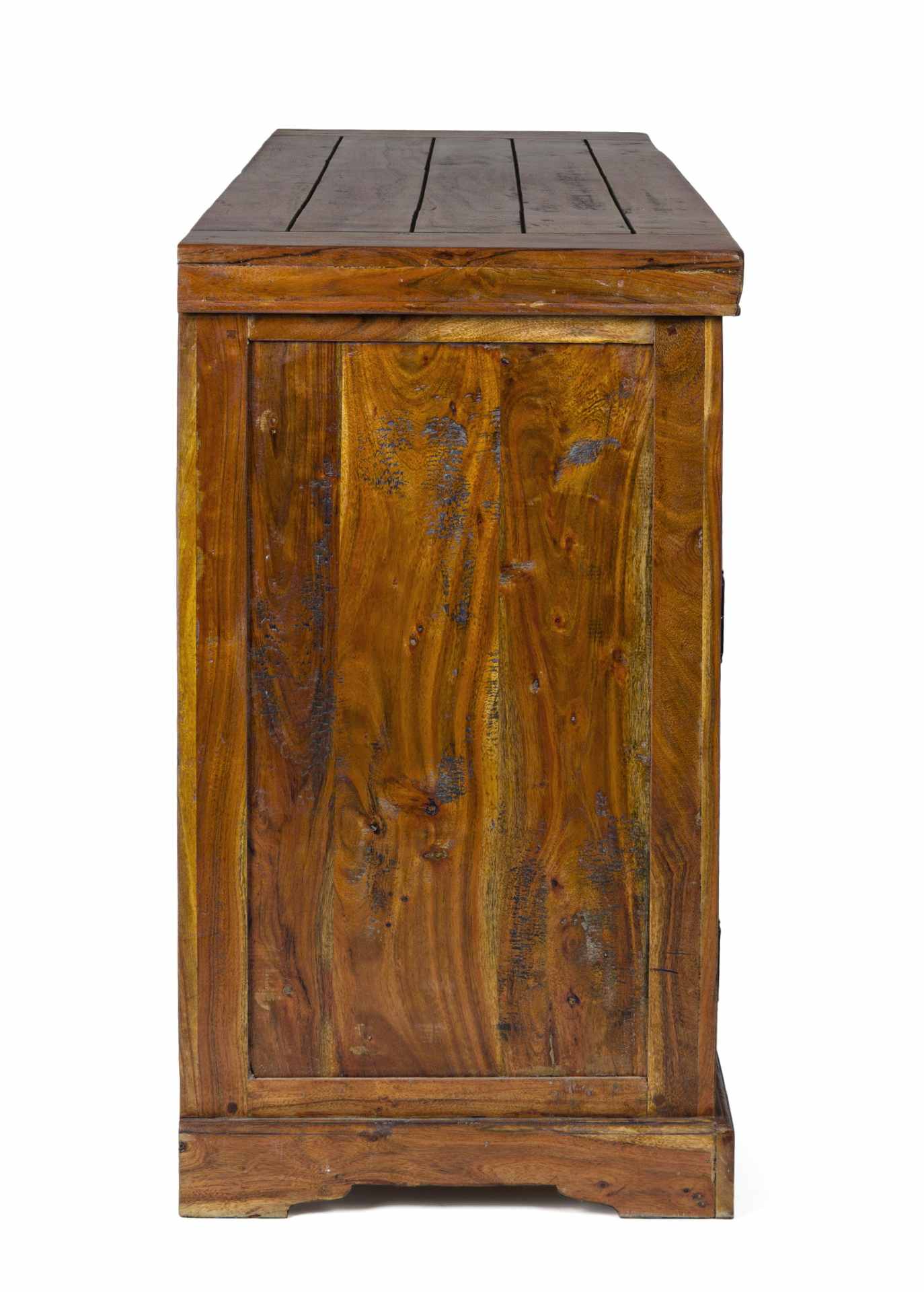 Das Sideboard Chateaux überzeugt mit seinem klassischen Design. Gefertigt wurde es aus Akazien-Holz, welches einen natürlichen Farbton besitzt. Das Gestell ist auch aus Akazien-Holz. Das Sideboard verfügt über drei Türen und drei Schubladen. Die Breite be