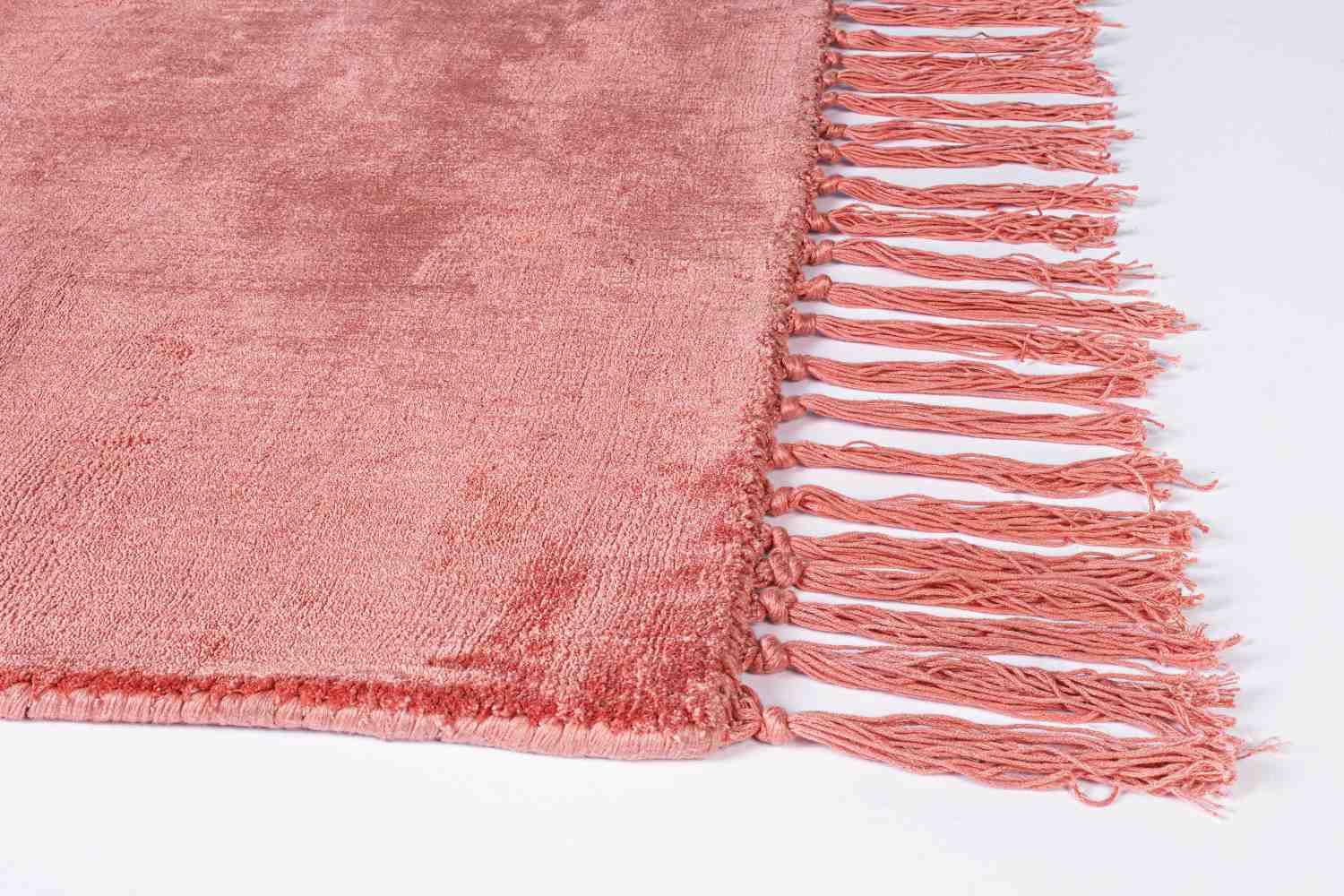 Der Teppich Belize überzeugt mit seinem klassischen Design. Gefertigt wurde die Vorderseite aus 100% Viskose und die Rückseite ist aus 100% Baumwolle. Der Teppich besitzt einen roten Farbton und die Maße von 160x230 cm.