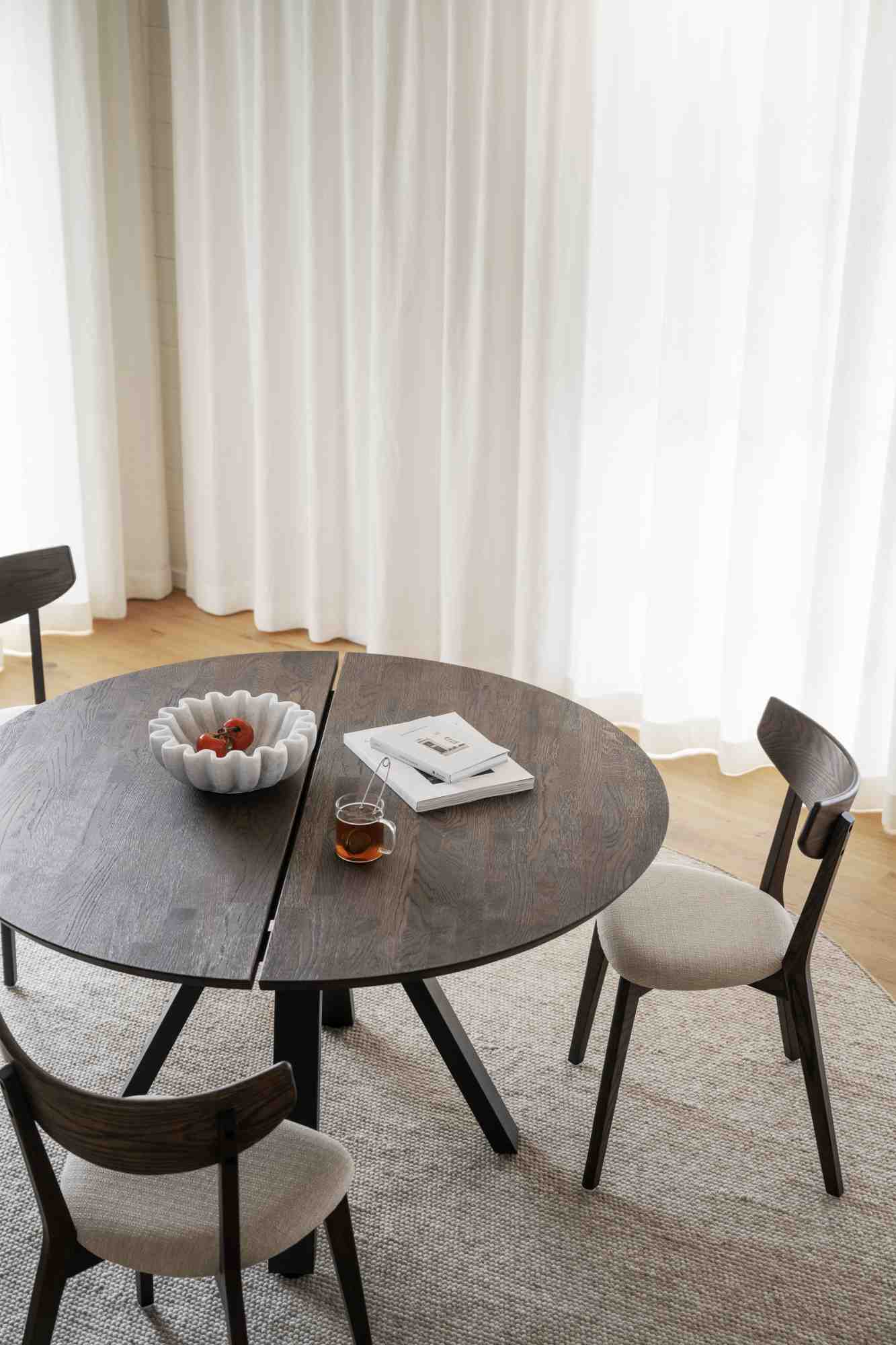 Design trifft Funktion: Stuhl Ami Eiche 2er Set, Braun / Sand.