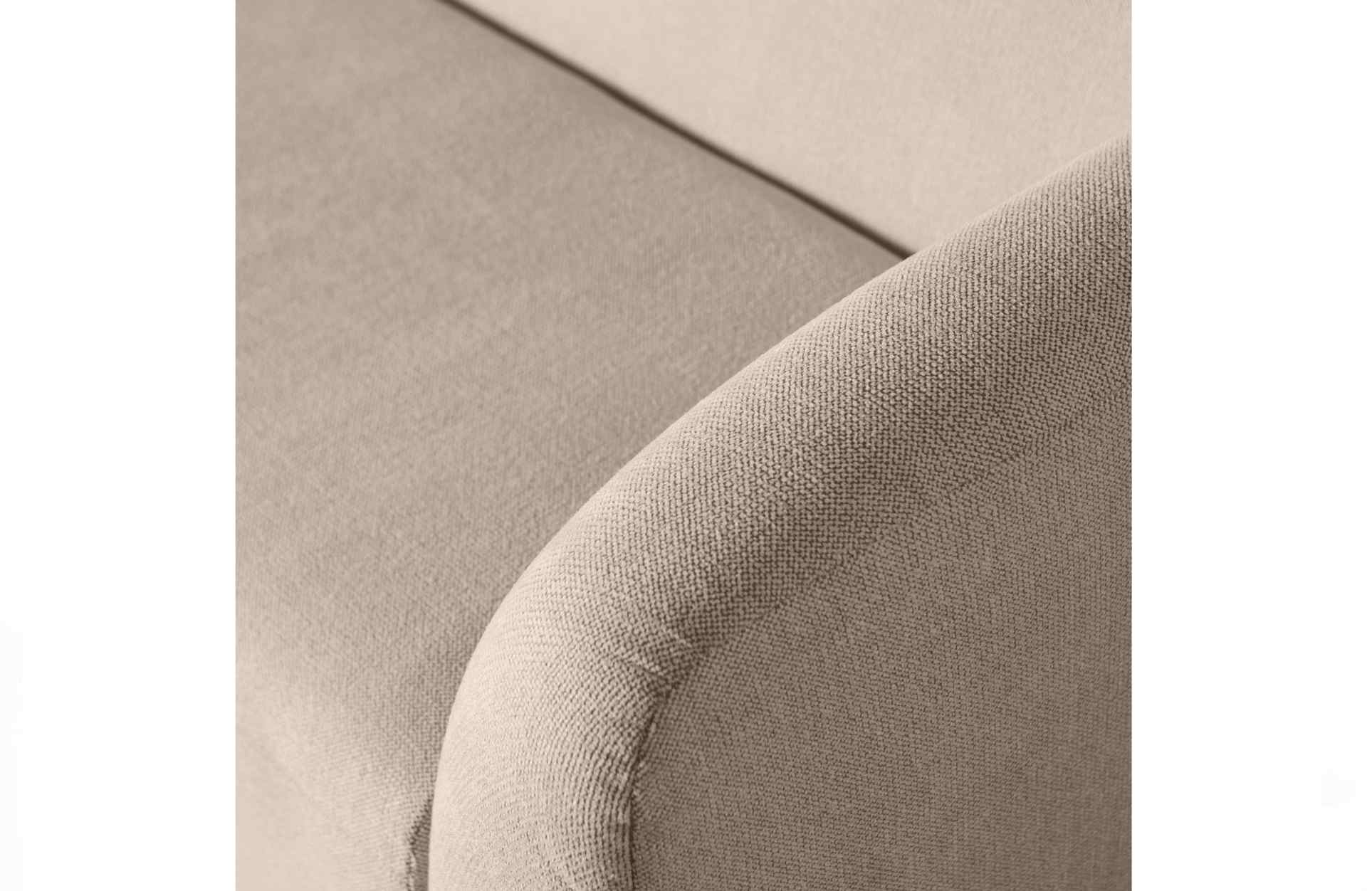 Das 3-Sitzer Sofa Sloping überzeugt mit seinem modernen Design. Gefertigt wurde es aus Kunststofffasern, welche einen einen natürlichen Farbton besitzen. Das Sofa hat eine Breite von 240 cm und eine Sitzhöhe von 43 cm.