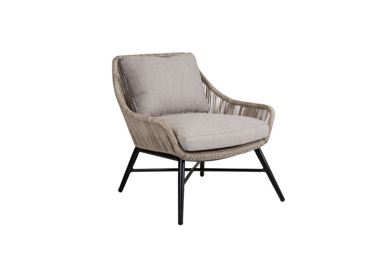Der Gartensessel Pembroke überzeugt mit seinem modernen Design. Gefertigt wurde er aus Rattan, welcher einen Beigen Farbton besitzt. Das Gestell ist aus Metall und hat eine schwarze Farbe. Die Sitzhöhe des Sessels beträgt 47 cm.