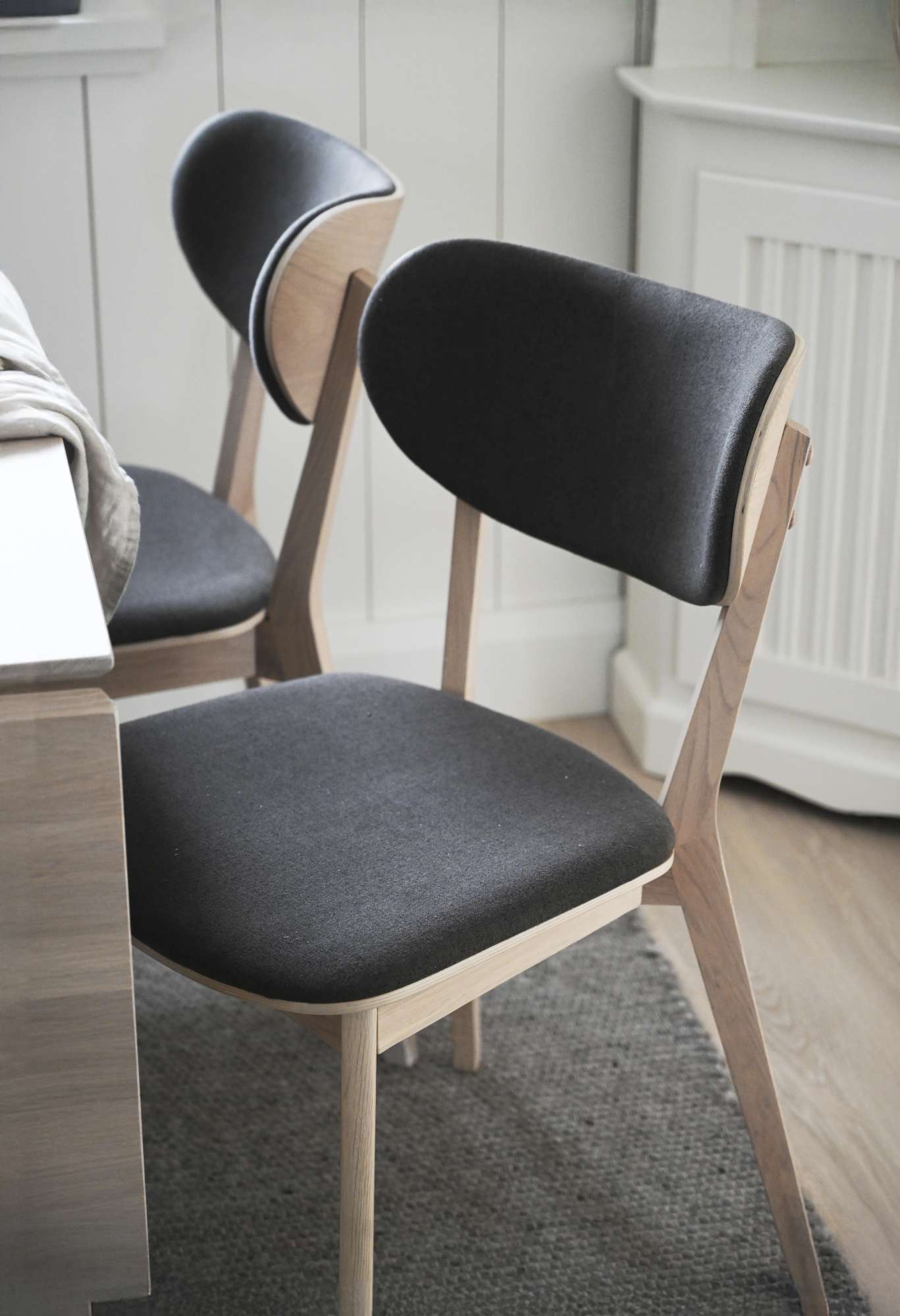 Stuhl Kato 2er Set, Whitewash / Dunkelgrau passt perfekt in stilvolle Wohnräume.