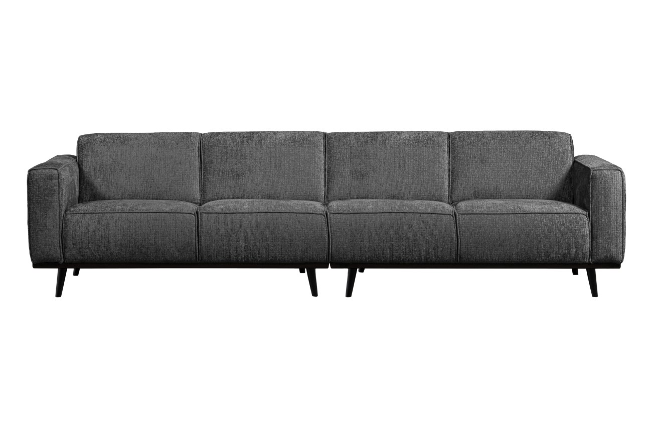 Das Sofa Statement überzeugt mit seinem modernen Stil. Gefertigt wurde es aus Struktursamt, welches einen dunkelgrauen Farbton besitzt. Das Gestell ist aus Birkenholz und hat eine schwarze Farbe. Das Sofa besitzt eine Breite von 280 cm.
