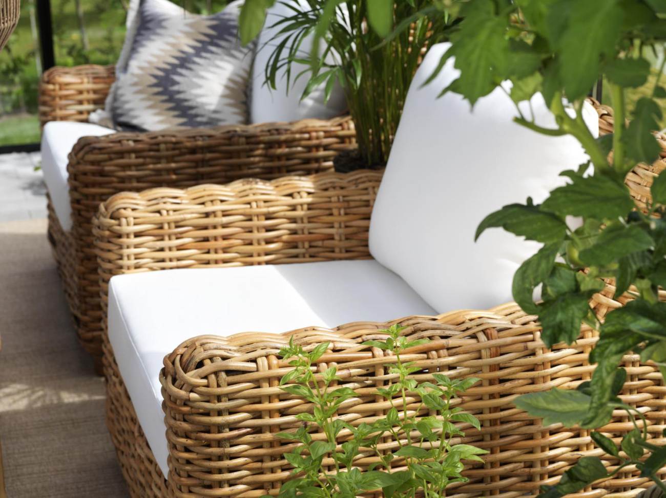 Der Gartensessel Rossvik überzeugt mit seinem modernen Design. Gefertigt wurde er aus Stoff, welcher einen weißen Farbton besitzt. Das Gestell ist aus Rattan und hat eine braune Farbe. Die Sitzhöhe des Sessels beträgt 47 cm.