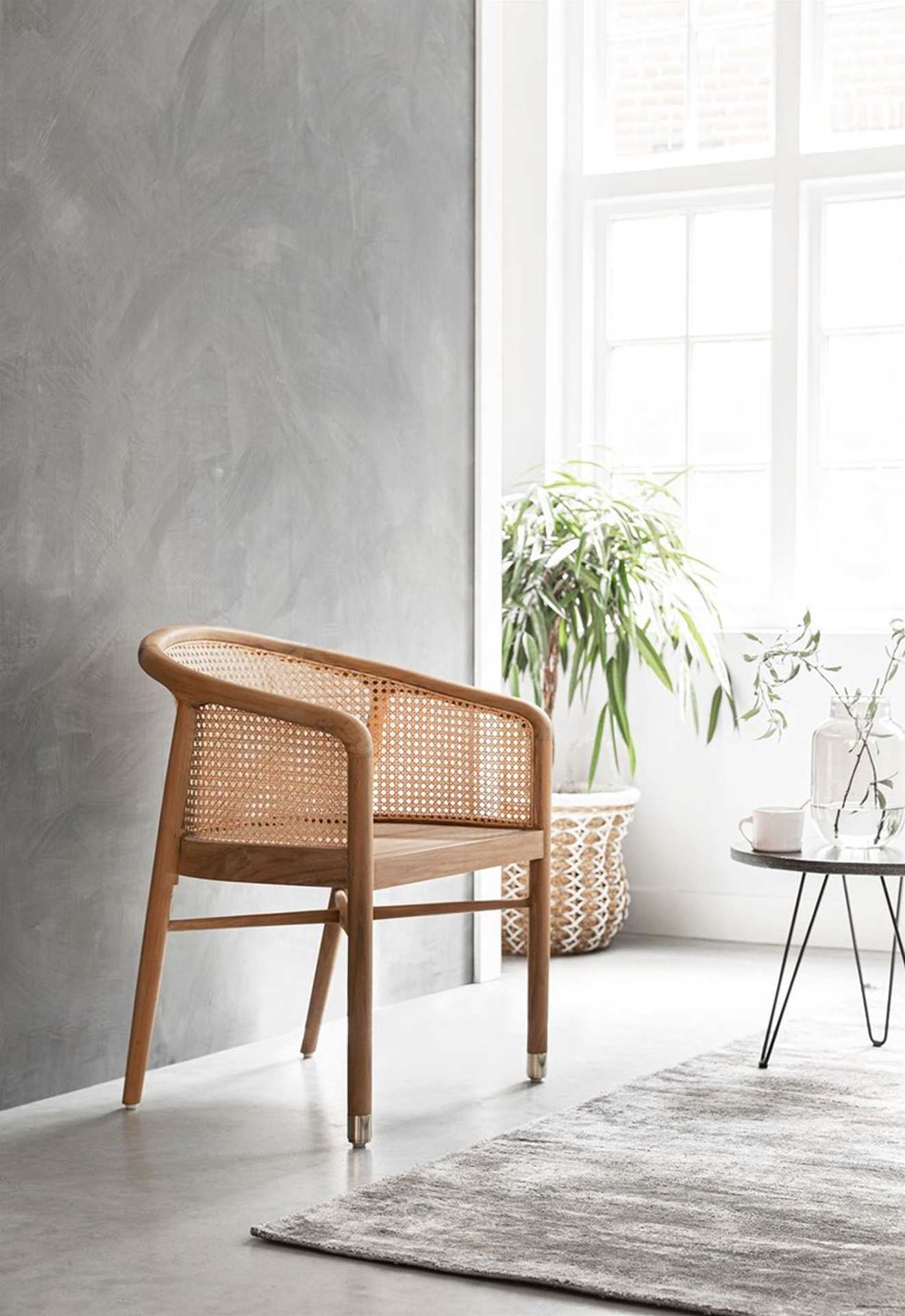 Der Loungesessel Castro überzeugt mit seinem modernen Design aber auch mit seinem Boho Stil. Gefertigt wurde der Sessel aus Teakholz, welches einen natürlichen Farbton besitzt. Die Sitz- und Rückenfläche sind aus Rattan, welche ebenfalls einen natürlichen