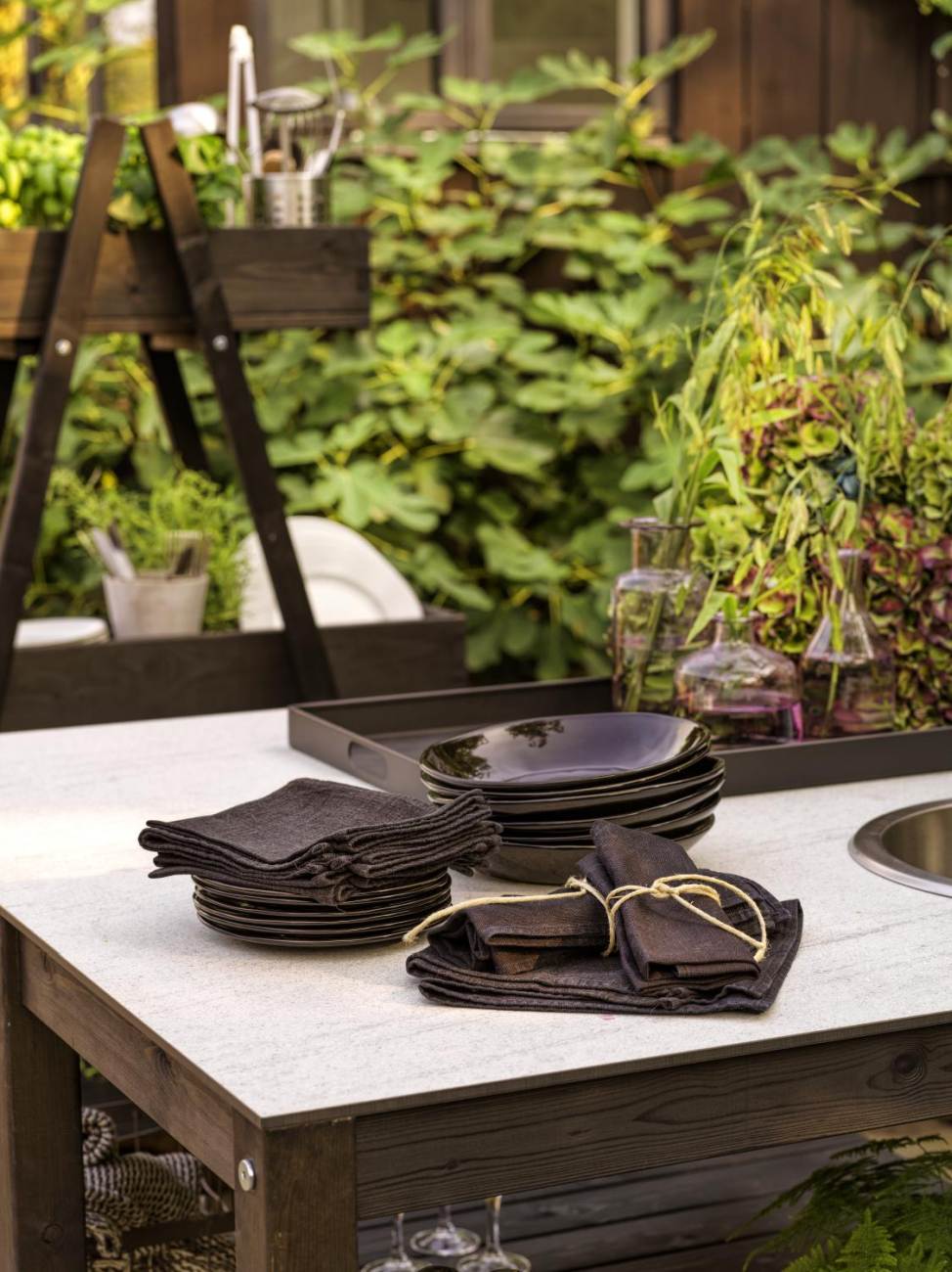 Die Gartenküche Holma überzeugt mit ihrem modernen Design. Gefertigt wurde sie aus Kiefernholz, welches einen schwarzen Farbton besitzt. Das Einzel-Element verfügt über ein Arbeitsplatte und ein Fach unterhalb der Platte und dient als extra Stauraum.