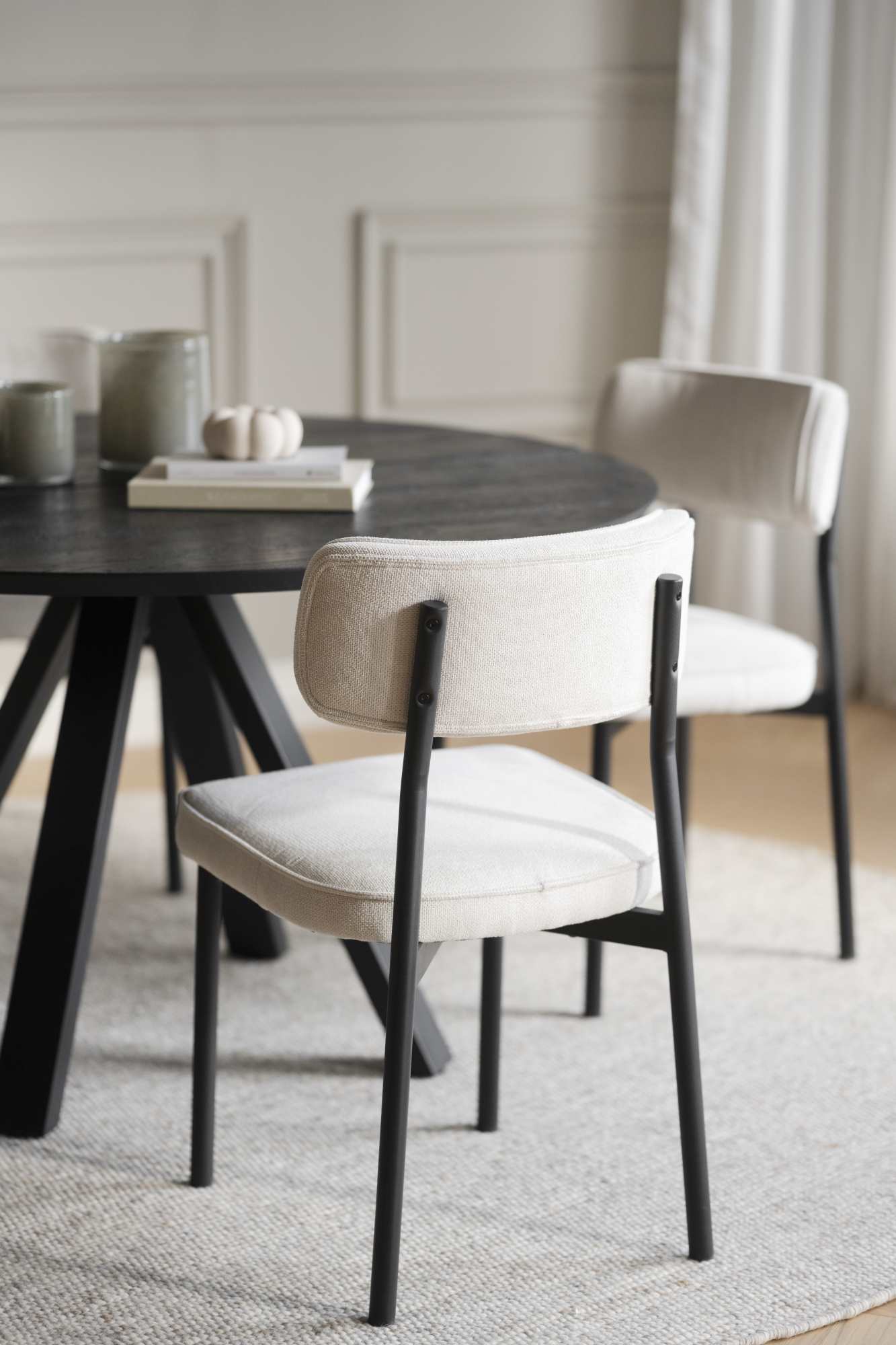 Jetzt entdecken: Esstisch Carradale Rund 130cm, Spider-Gestell, Eiche Schwarz mit hochwertiger Verarbeitung.