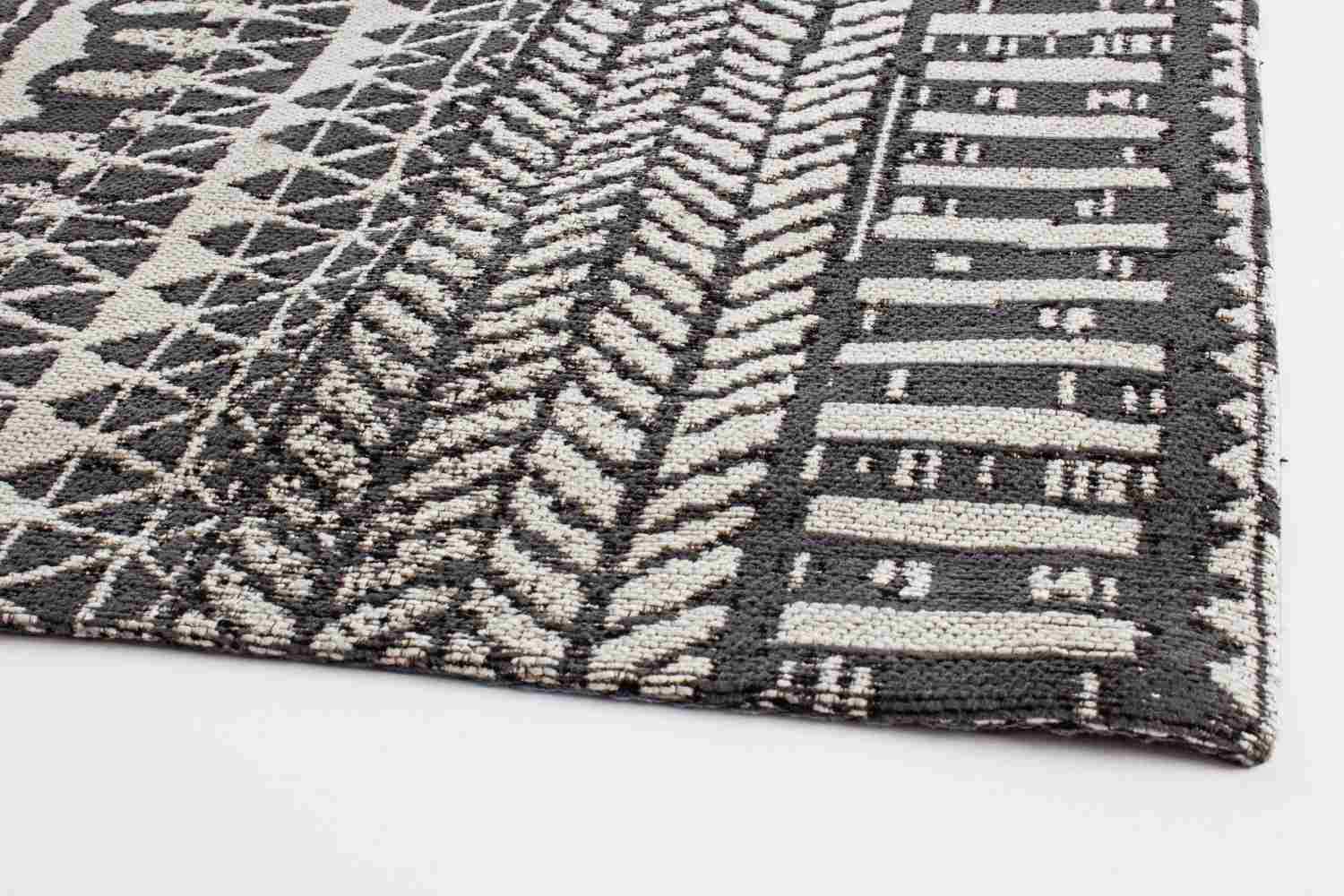 Der Teppich Algeri überzeugt mit seinem klassischen Design. Gefertigt wurde er aus Chenille und Polyester. Der Teppich besitzt einen dunkelgrauen Farbton und die Maße von 140x200 cm.