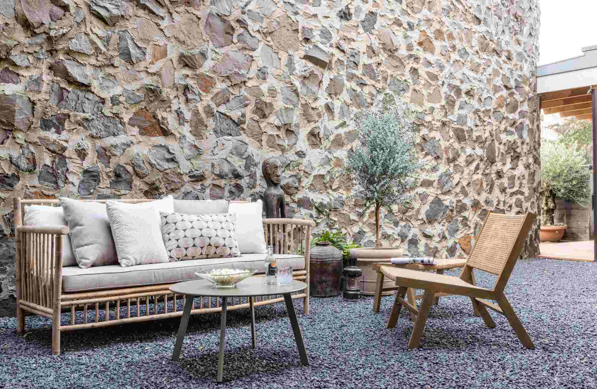 Gartensessel Puk gefertigt aus Aluminium, in einem Natur Farbton. Das Design ist modern. Der Sessel ist In & Outdoor einsetzbar.