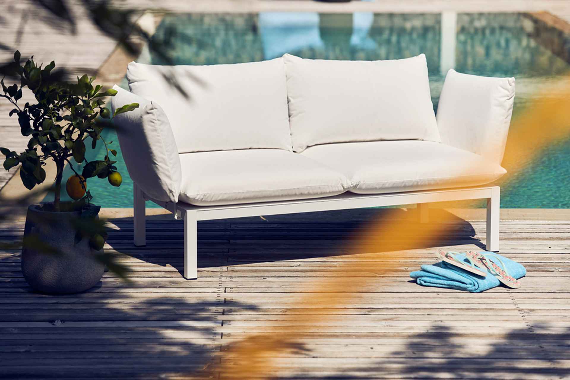Das Gartensofa Domino in der Ausführung 2-Sitzer hat ein modernes Design. Hergestellt wurde dieses von der Marke Jan Kurtz. Das Sofa ist in verschieden Farbkombinationen erhältlich. Dieses hat die Gestell-Farbe Weiß und die Bezug-Farbe Weiß.