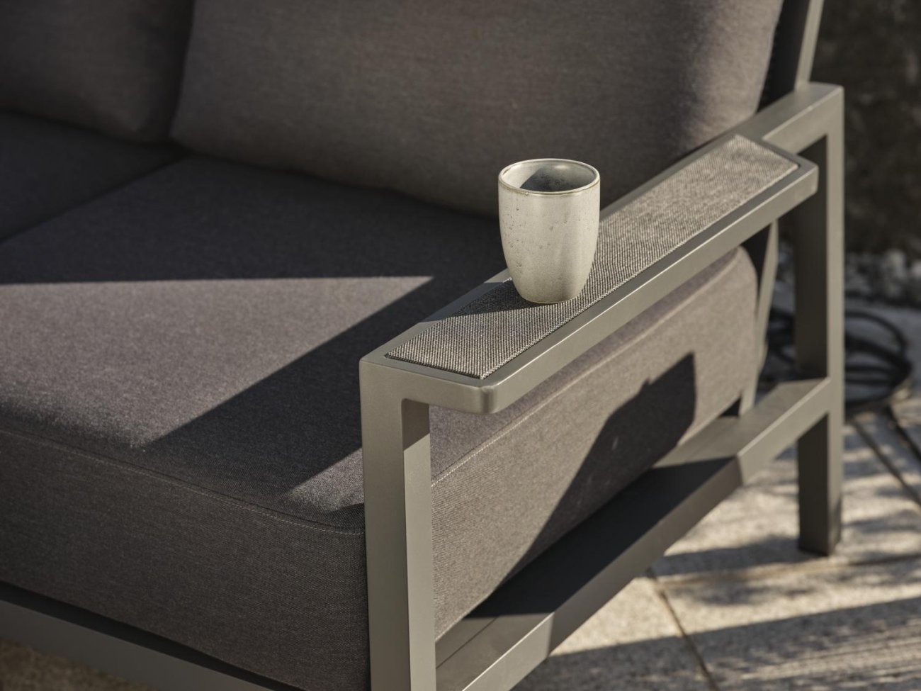 Das Gartenecksofa Skalfort überzeugt mit seinem modernen Design. Gefertigt wurde er aus Stoff, welcher einen Anthrazit Farbton besitzt. Das Gestell ist aus Metall und hat eine Anthrazit. Die Sitzhöhe des Sofas beträgt 42 cm.