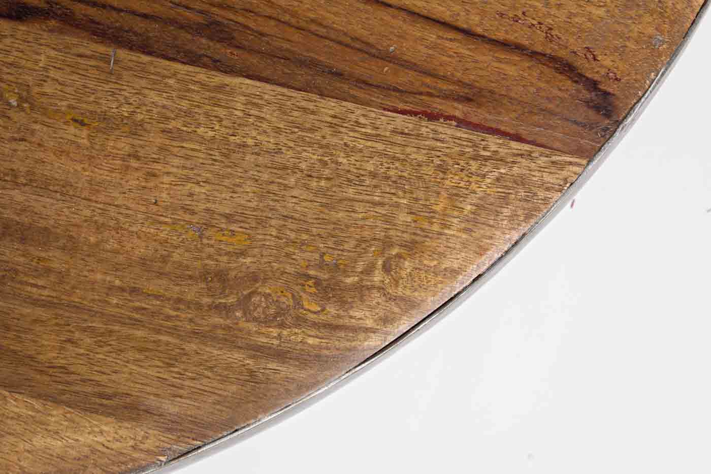 Der Couchtisch Lancaster wurde aus Recycelten Materialien hergestellt. Dadurch ist jedes Stück ein Unikat. Designet wurde der Tisch von der Marke Bizotto.