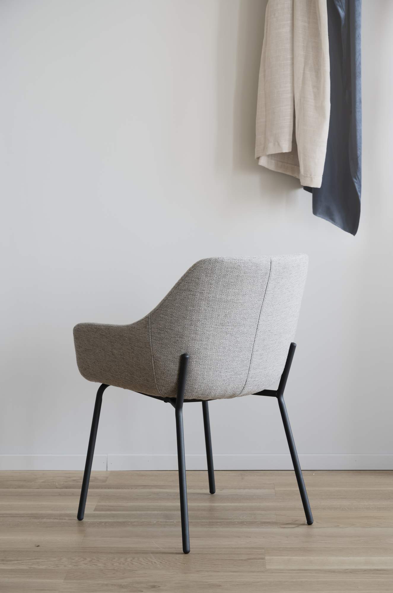 Stuhl Harey 2er Set mit Armlehnen, Grau passt perfekt in stilvolle Wohnräume.