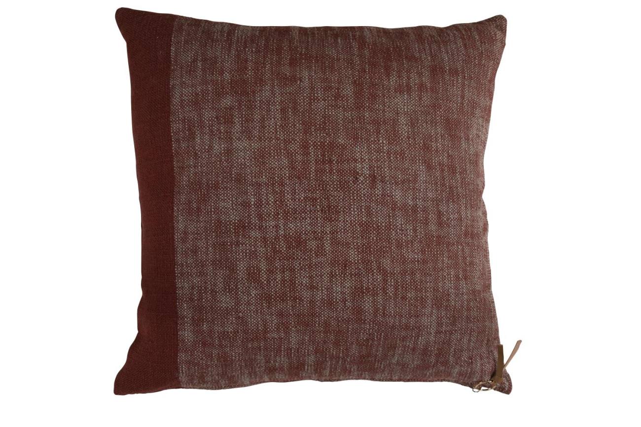 Das Kissen Ombrone überzeugt mit seinem modernen Design. Gefertigt wurde es aus Baumwolle, welche einen roten Farbton besitzt. Das Kissen besitzt eine Größe von 60x60 cm