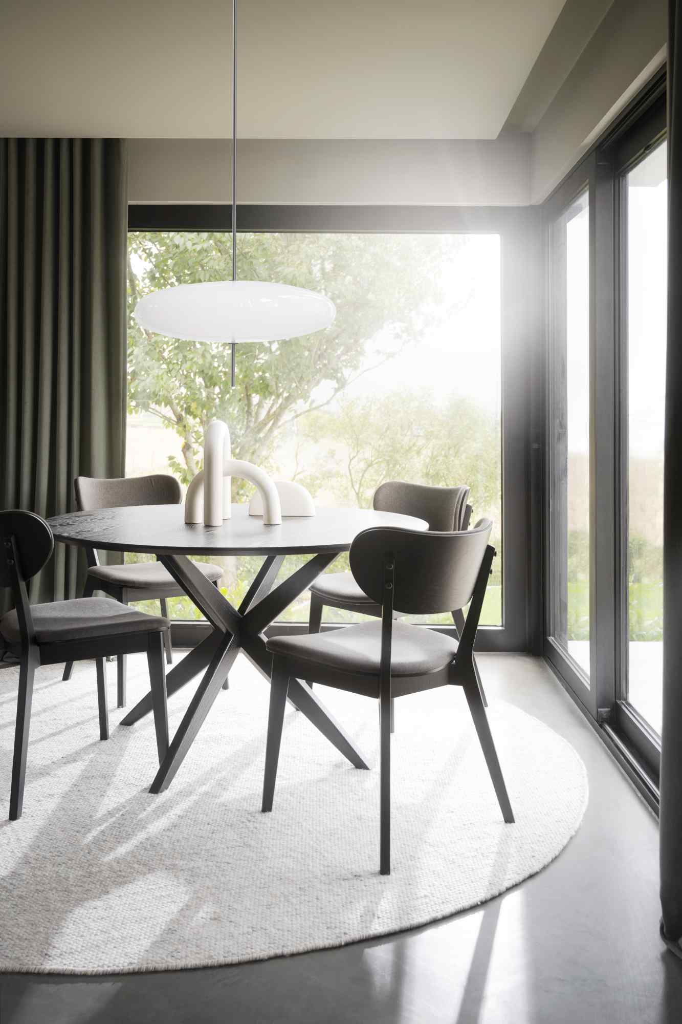 Design trifft Funktion: Stuhl Kato 2er Set, Schwarz / Grau.