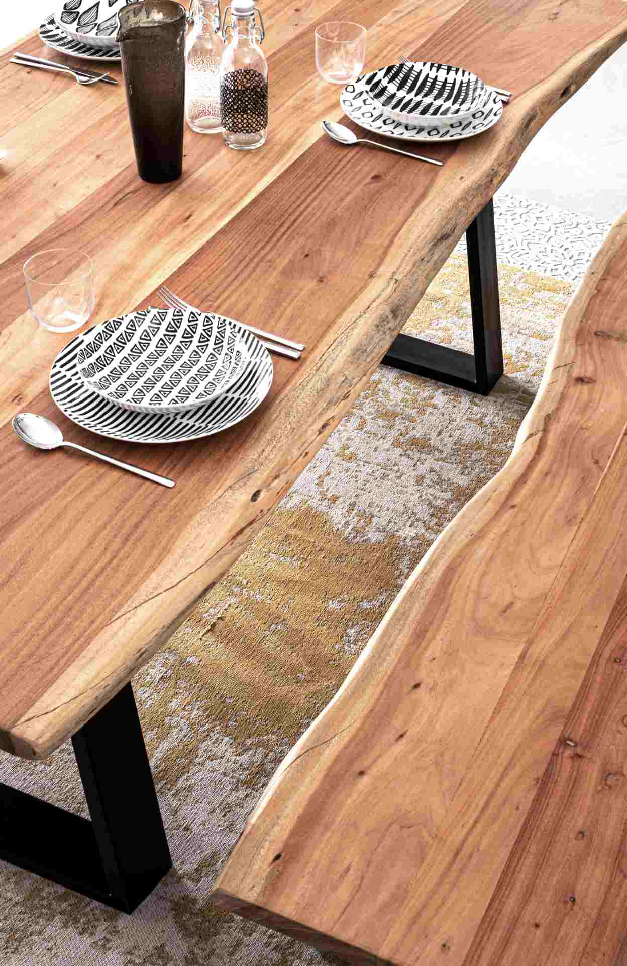 Der Esstisch Artur überzeugt mit seinem moderndem Design. Gefertigt wurde er aus Akazienholz, welches einen natürlichen Farbton besitzt. Das Gestell des Tisches ist aus Metall und ist in eine schwarze Farbe. Der Tisch besitzt eine Breite von 200 cm.