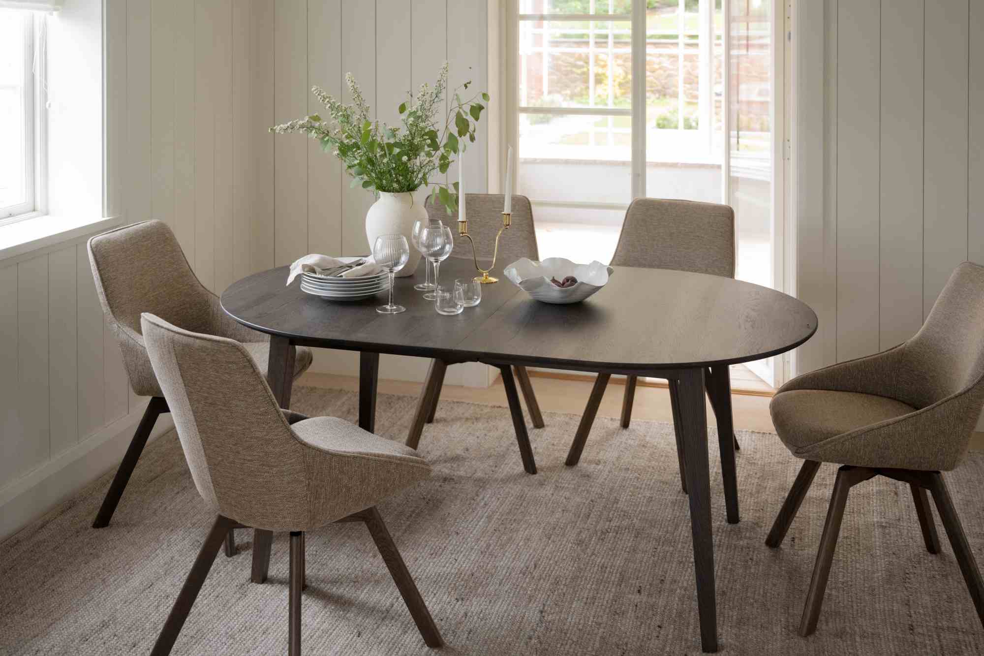 Hochwertiger Esstisch Filippa Oval mit Auszug, 170/210cm, Eiche Braun für jede Einrichtung.