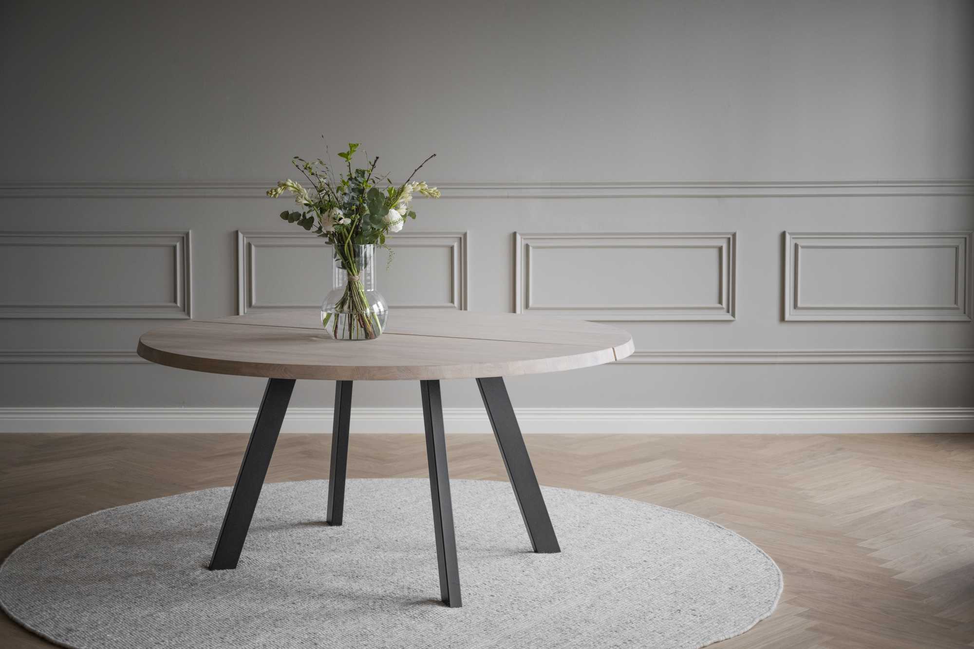 Jetzt entdecken: Esstisch Fred Rund 160cm, Eiche Weiß pigmentiert mit hochwertiger Verarbeitung.