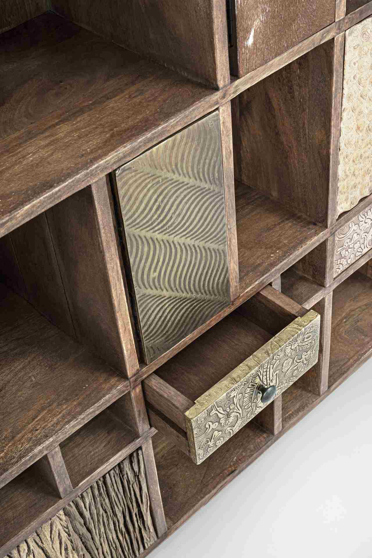 Das Bücherregal Dhaval überzeugt mit seinem klassischen Design. Gefertigt wurde es aus Mangoholz, welches einen natürlichen Farbton besitzt.Das Bücherregal verfügt über zehn Türen und sieben Schubladen. Die Breite beträgt 115 cm.