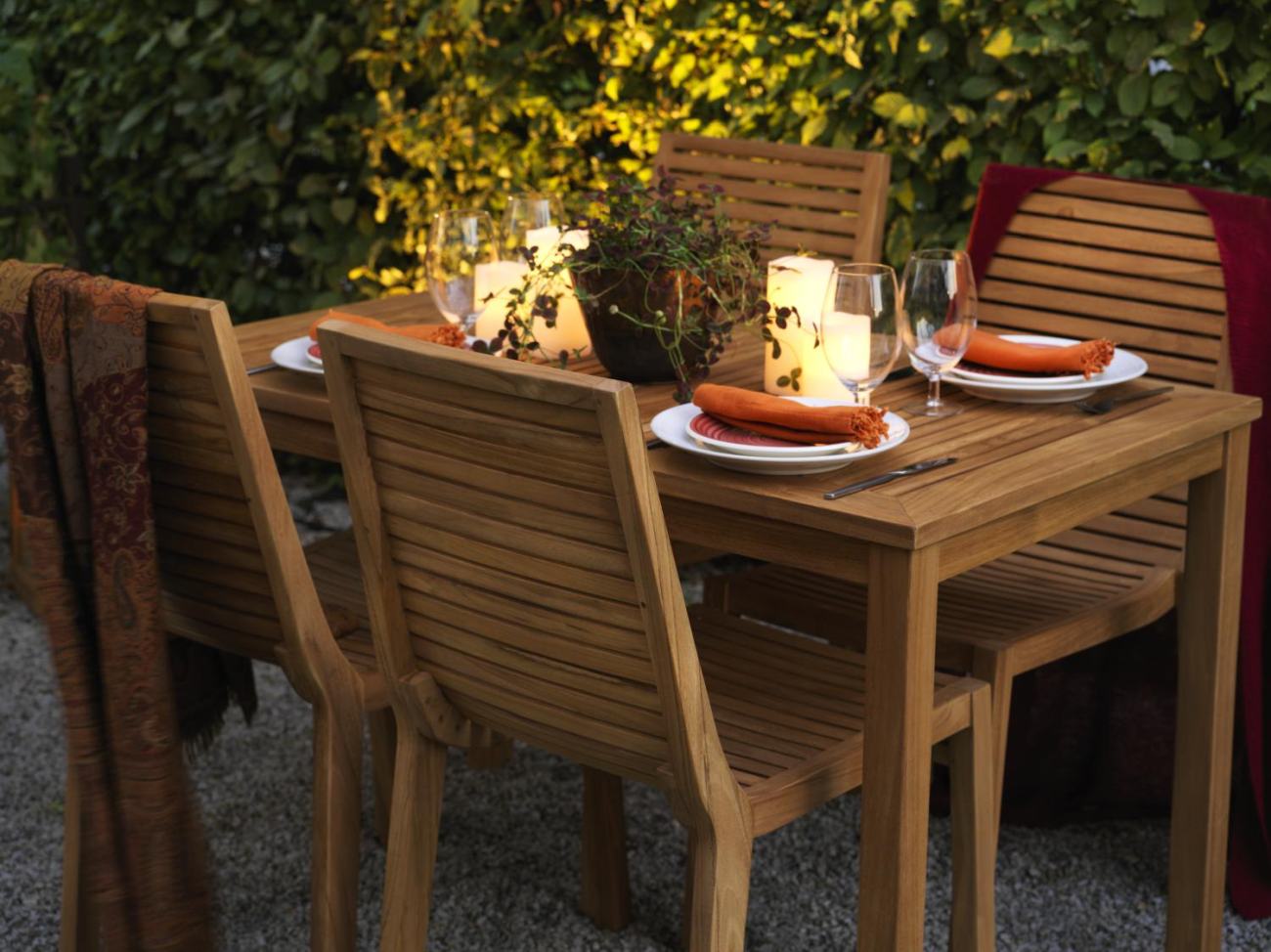 Der Gartenesstisch Volos überzeugt mit seinem modernen Design. Gefertigt wurde die Tischplatte aus Teakholz, welche einen natürlichen Farbton besitzt. Das Gestell ist auch aus Teakholz und hat eine natürliche Farbe. Der Tisch besitzt eine Länge von 130 cm