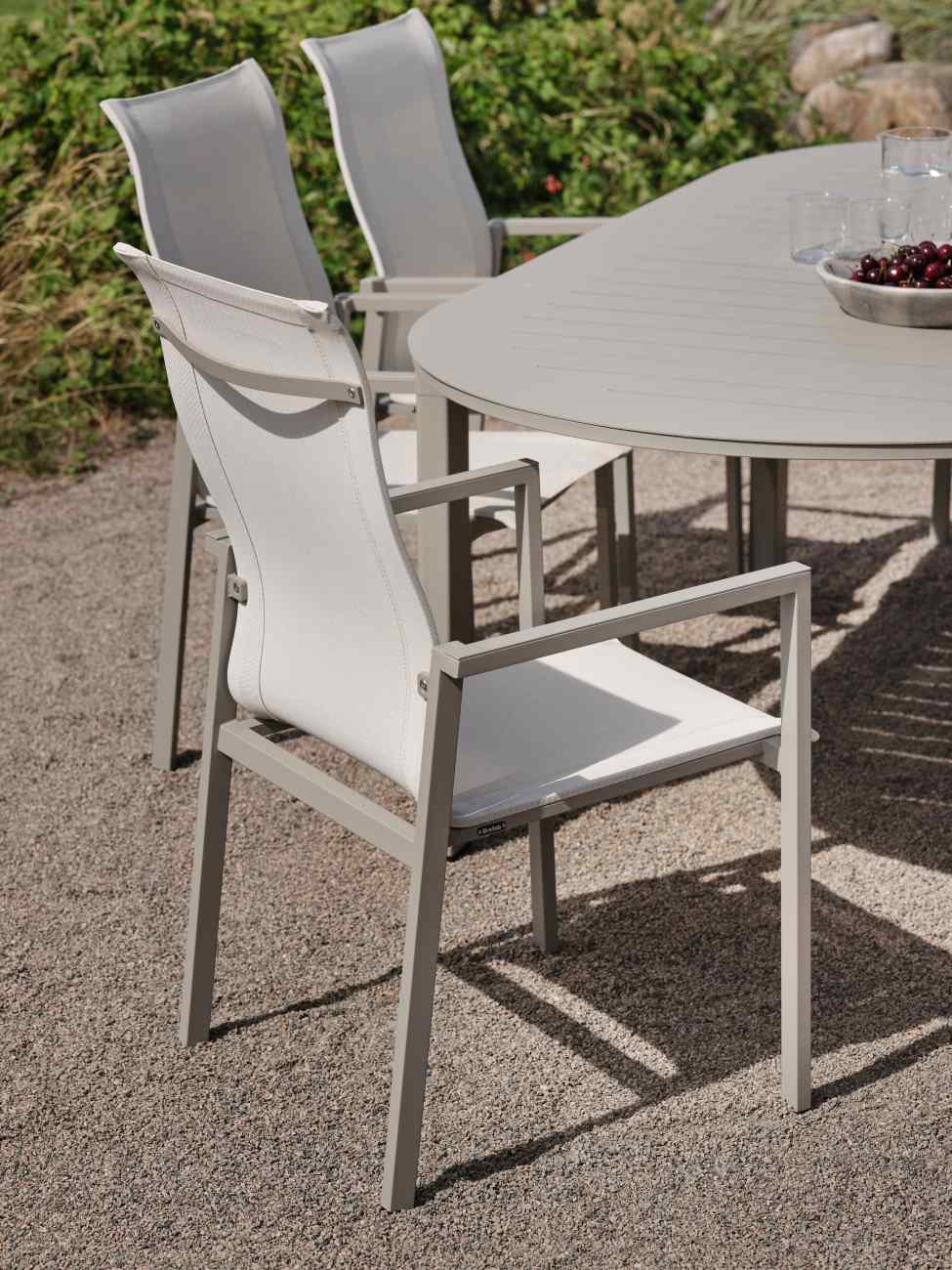 Gartenstuhl Comfy mit Armlehne, Taupe / Off-White