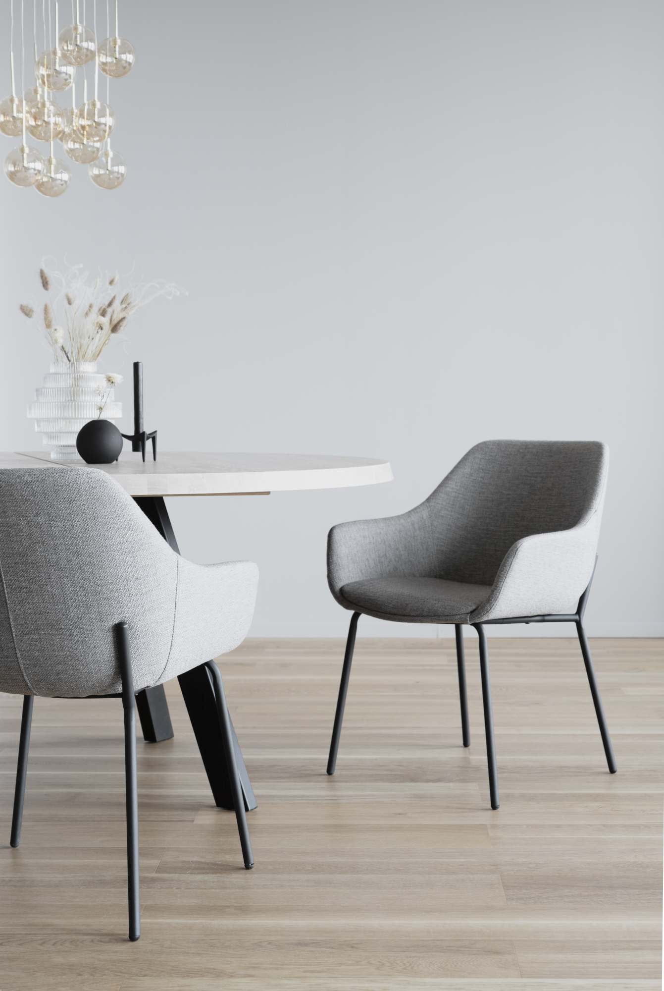 Stuhl Harey 2er Set mit Armlehnen, Grau passt perfekt in stilvolle Wohnräume.