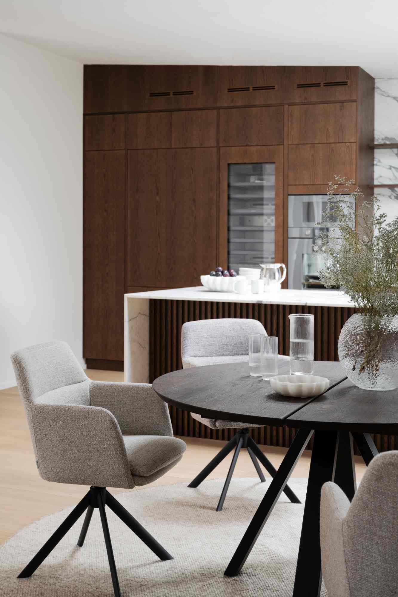 Stuhl Gladstone 2er Set mit Armlehnen, drehbar, Hellbeige – modernes Design trifft Komfort.
