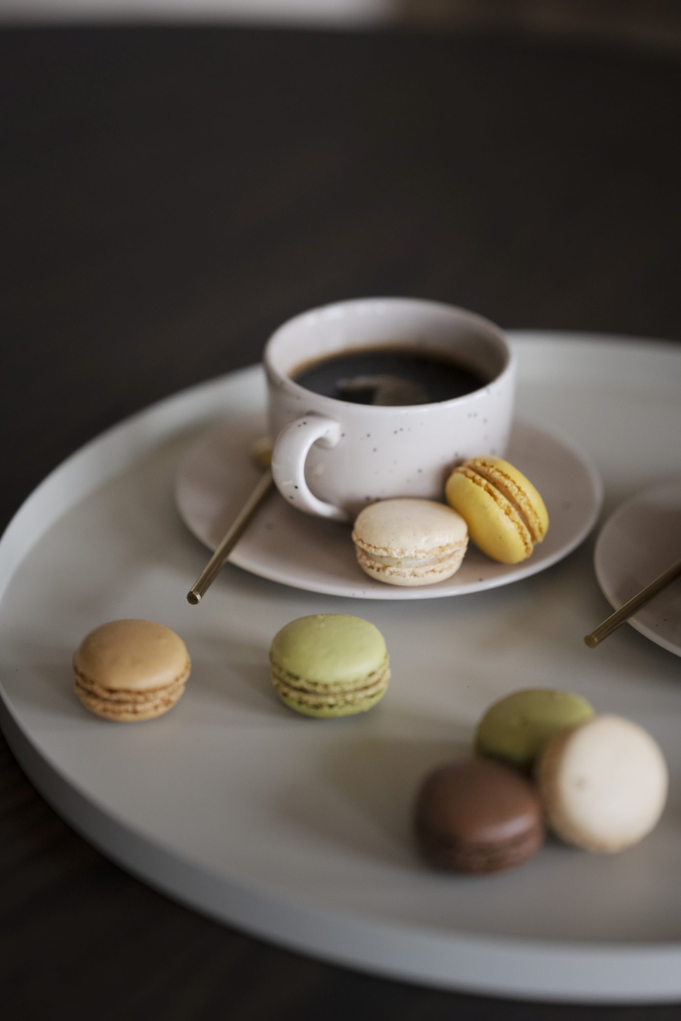 Machen Sie Ihr Zuhause komplett mit Esstisch Yumi Rund 115cm, MDF Eiche Braun.