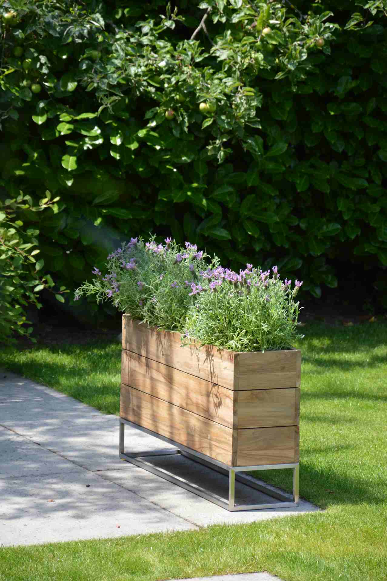 Der Pflanzenbehälter Mini Garden wurde aus massivem Holz und Edelstahl gefertigt. Das moderne Design wurde von der Marke Jan Kurtz entwickelt.