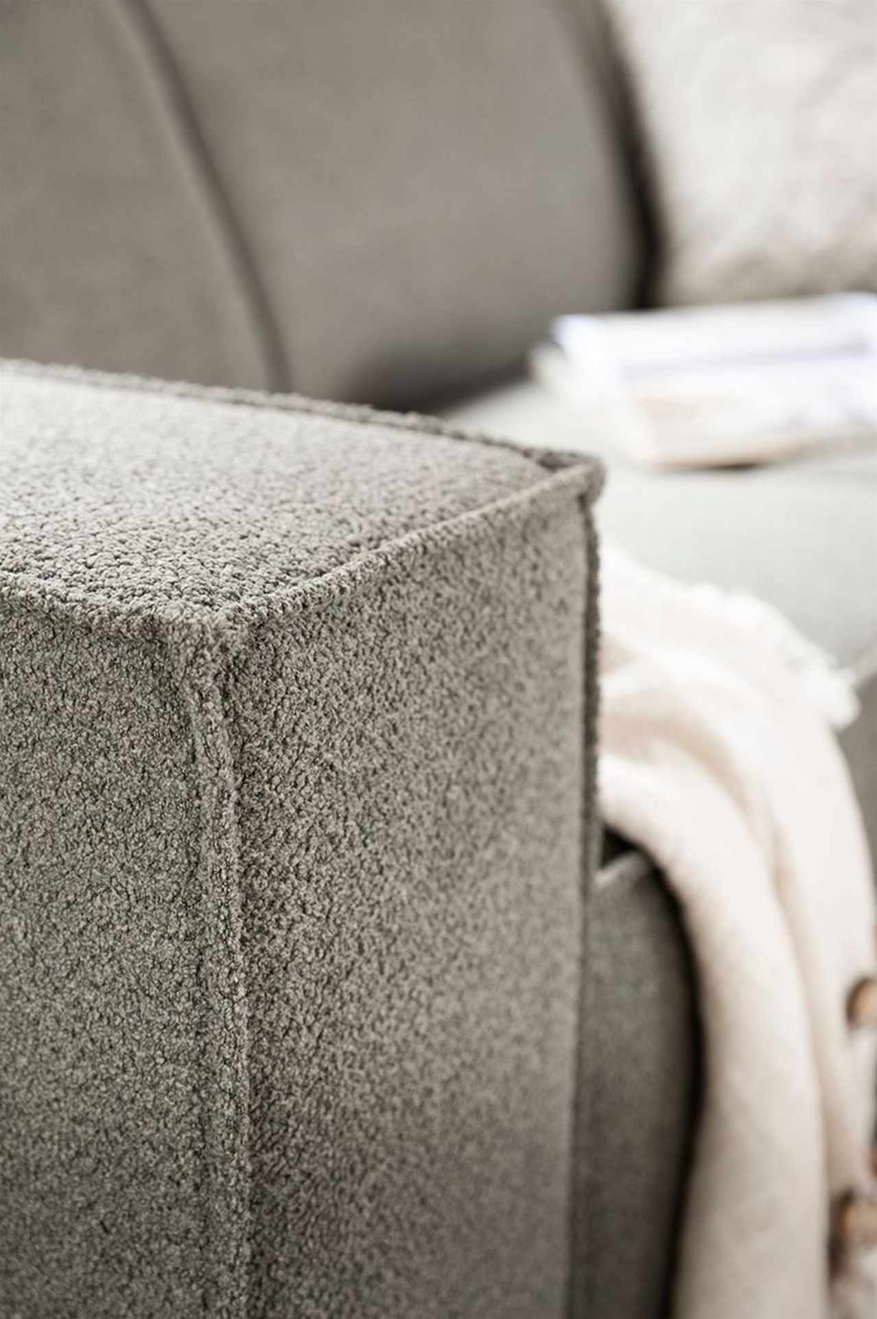Das 3 Sitzer Sofa Sky überzeugt mit seinem modernem Design. Gefertigt wurde das Sofa aus Teddy Stoff, welcher einen Olive Grünen Farbton hat. Das Gestell ist aus Metall und ist Schwarz.