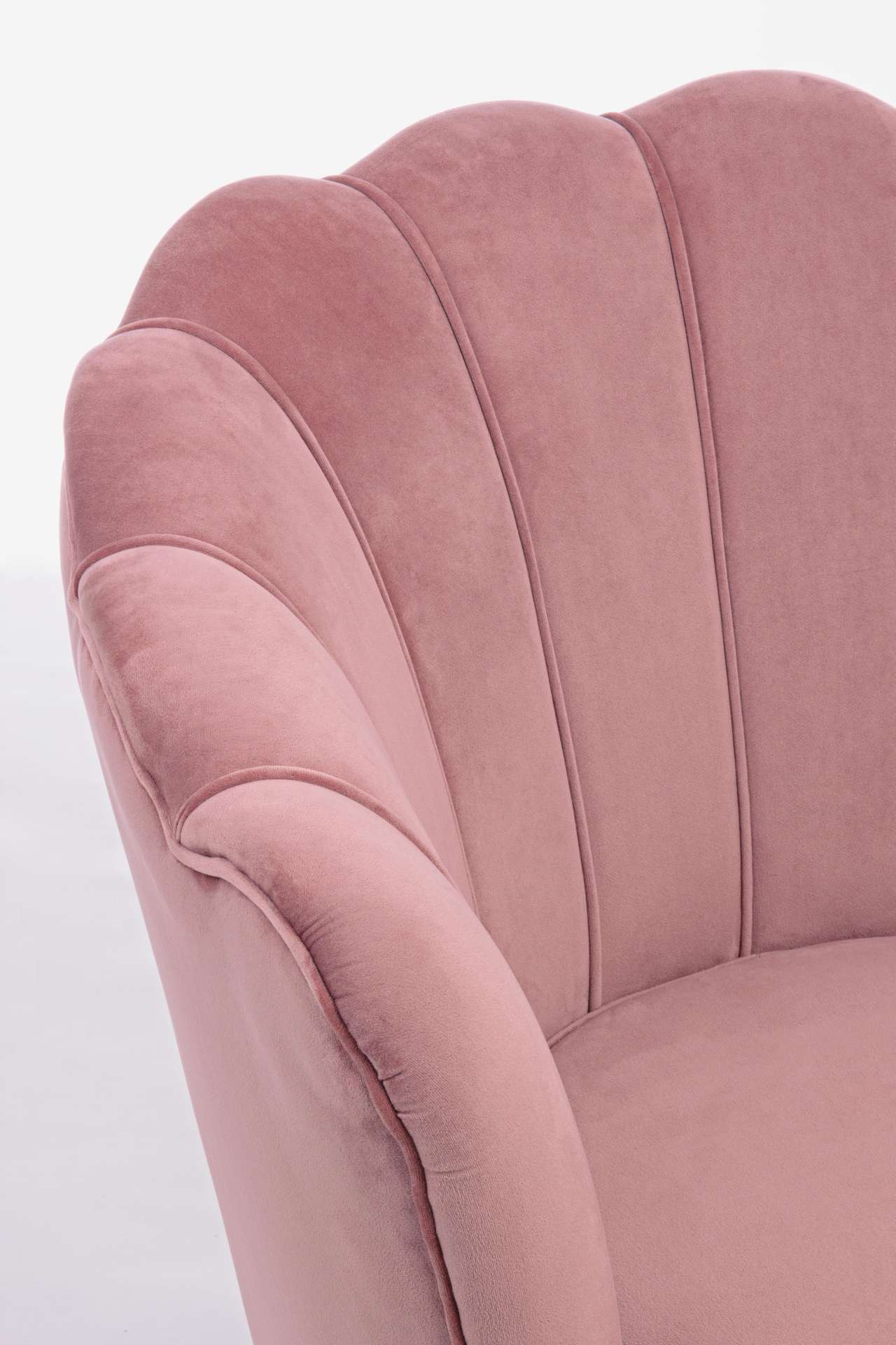 Der Sessel Giliola überzeugt mit seinem modernen Design. Gefertigt wurde er aus Stoff in Samt-Optik, welcher einen rosa Farbton besitzt. Das Gestell ist aus Metall und hat eine goldene Farbe. Der Sessel besitzt eine Sitzhöhe von 45 cm. Die Breite beträgt 