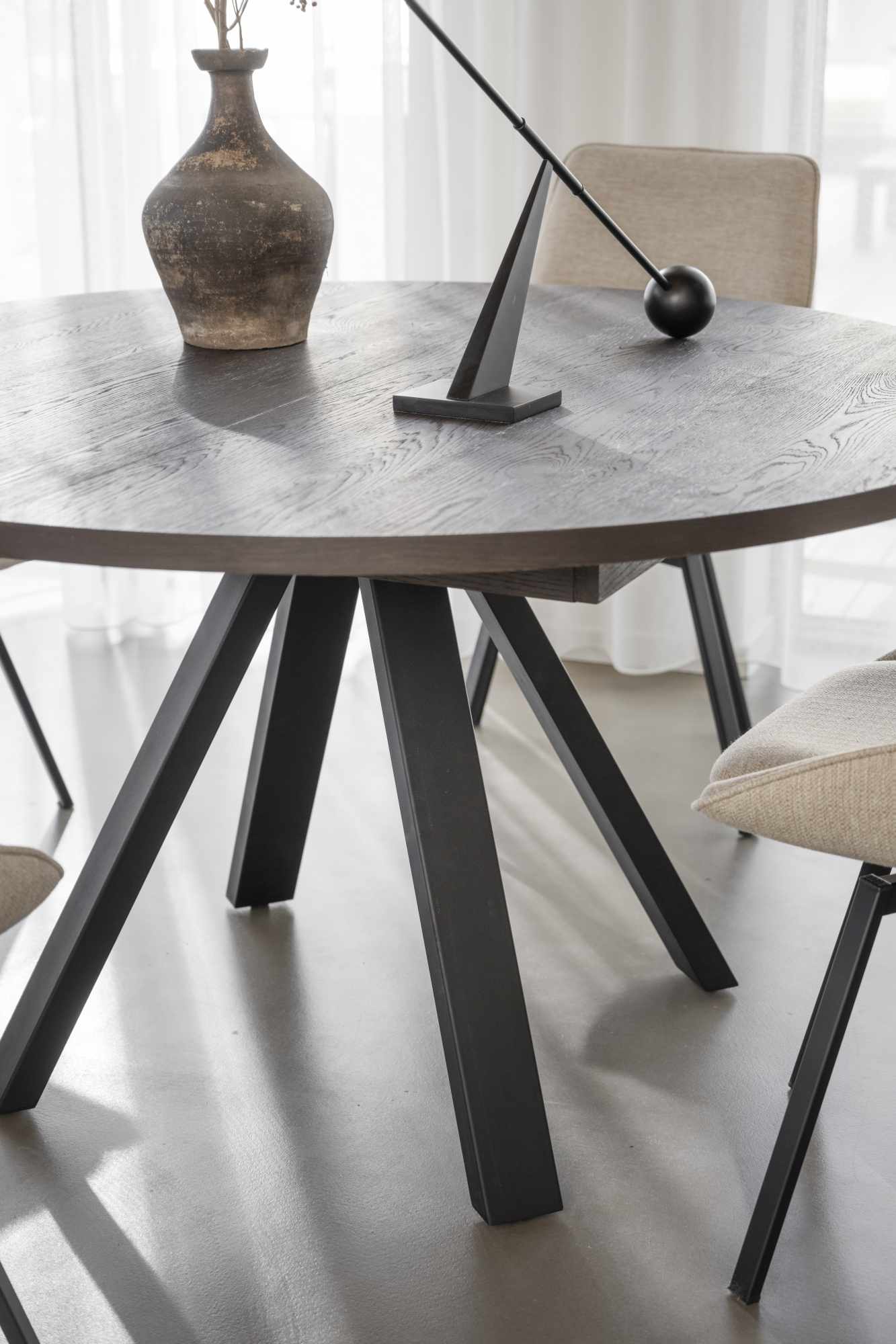 Komfortabel & schön – Esstisch Maddock Rund 135cm, Eiche Braun.