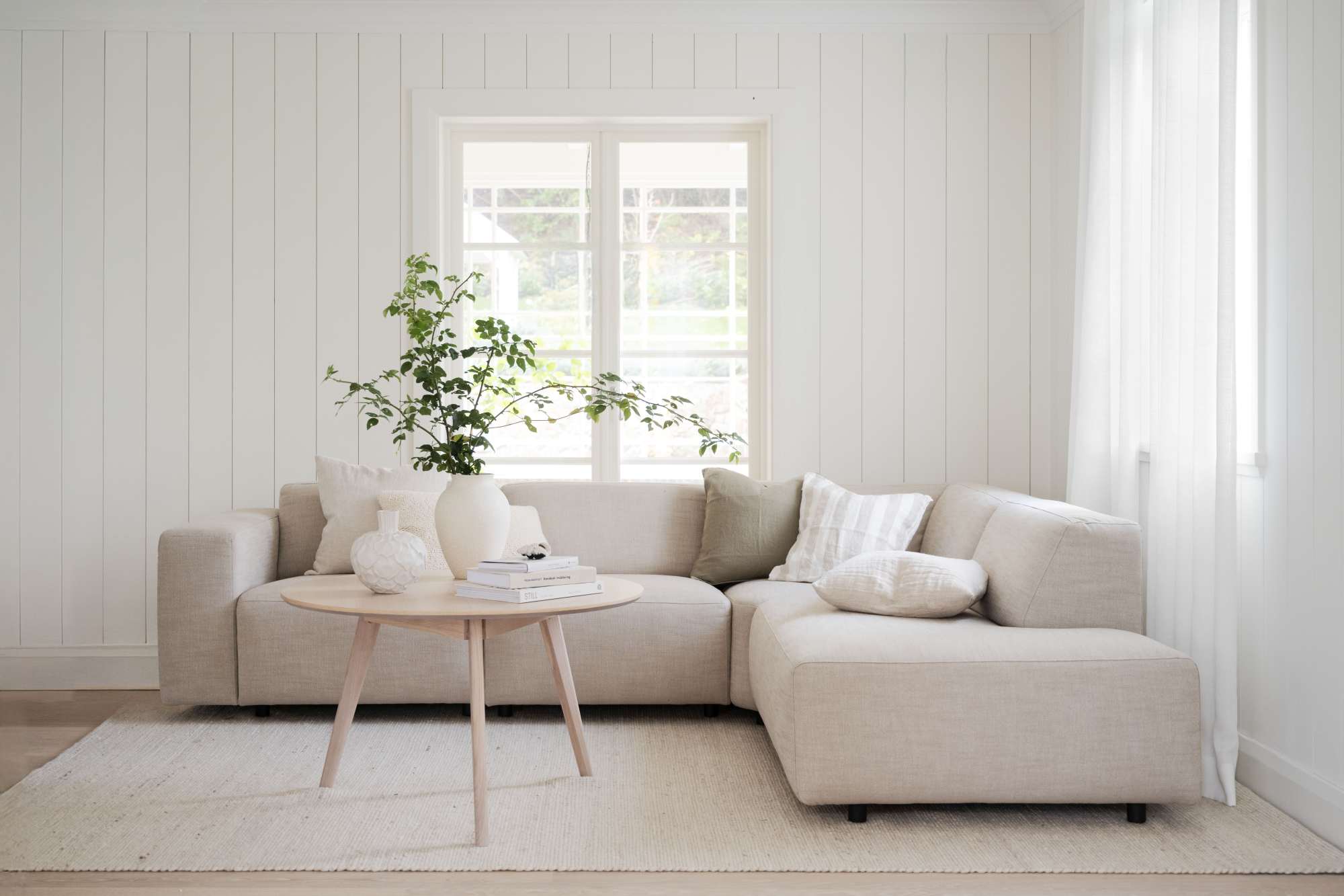 Edles Möbelstück: Couchtisch Yumi Rund 90cm, Esche Weiß pigmentiert für stilvolle Einrichtung.