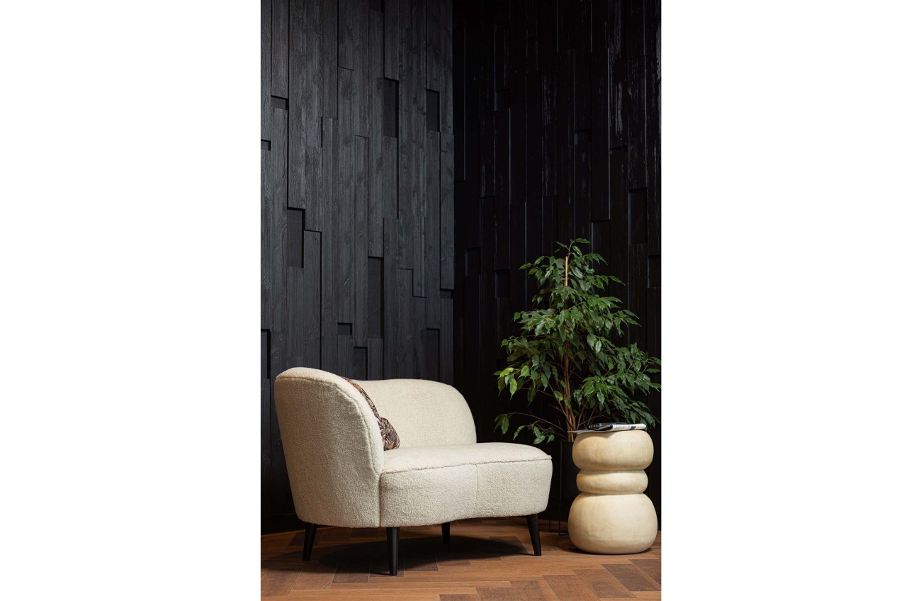 Der Loungesessel Sara überzeugt mit seinem modernen Design. Gefertigt wurde er aus Teddy Stoff, welcher einen Creme Farbton besitzt. Das Gestell ist aus Holz und hat eine schwarze Farbe. Der Sessel besitzt eine Sitzhöhe von 42 cm.