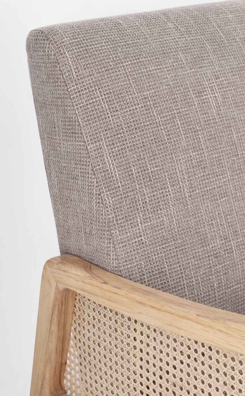Der Sessel Deanna überzeugt mit seinem modernen Stil. Gefertigt wurde er aus einem Stoff-Bezug, welcher einen Taupe Farbton besitzt. Das Gestell ist aus Kautschukholz und hat eine natürliche Farbe. Der Sessel verfügt über eine Armlehne.