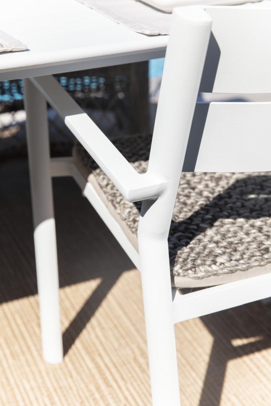 Das Sitzkissen Pego überzeugt mit seinem modernen Design. Gefertigt wurde es aus Wolle, welche einen grauen Farbton besitzt. Das Sitzkissen kann für diverse Gartenstühle und Bänke genutzt werden.