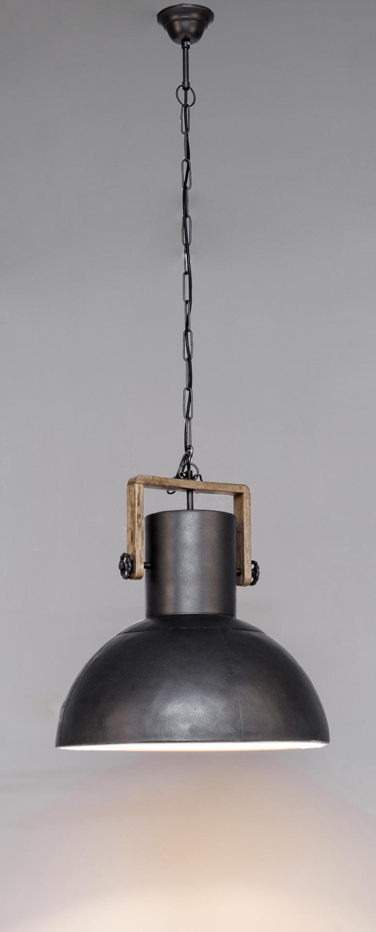Die Hängeleuchte Odessa überzeugt mit ihrem industriellen Design. Gefertigt wurde sie aus Mangoholz, welches einen natürlichen Farbton besitzt. Der Lampenschirm ist aus Metall und haben eine Anthrazit Farbe. Die Lampe besitzt eine Höhe von 178 cm.