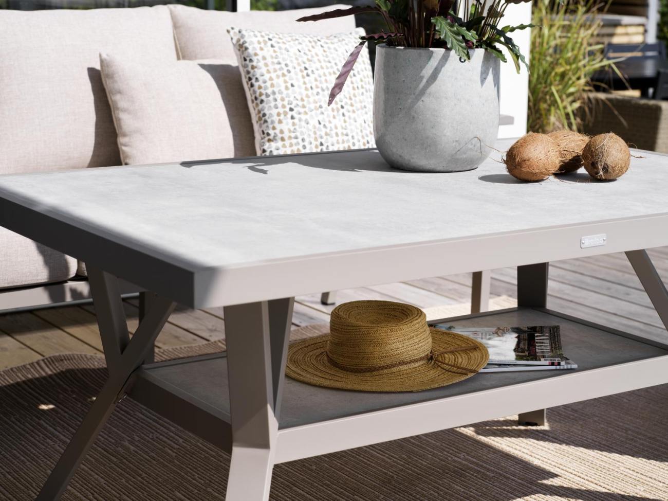 Der Gartentisch Samvaro überzeugt mit seinem modernen Design. Gefertigt wurde die Tischplatte aus Granit und hat einen hellgrauen Farbton. Das Gestell ist aus Metall und hat eine Kaki Farbe. Der Tisch besitzt eine Länge von 140 cm.