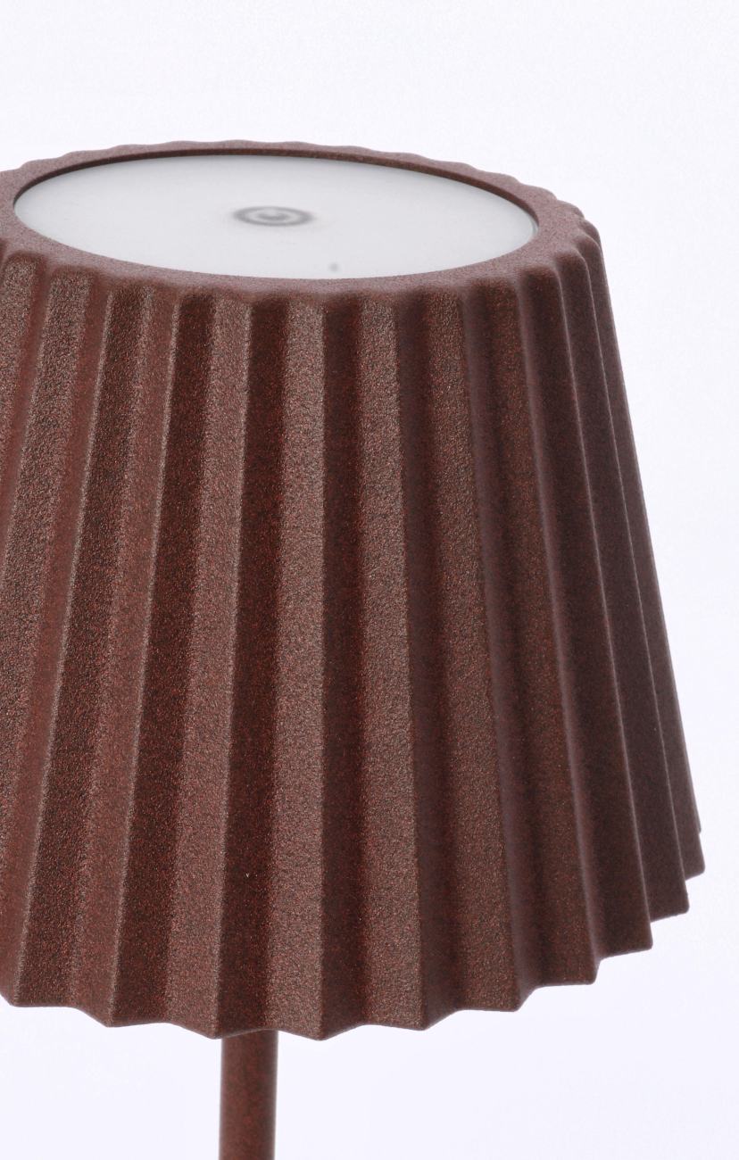 Die Outdoor Lampe Artika überzeugt mit ihrem modernen Design. Gefertigt wurde sie aus Metall, welches einen braunen Farbton besitzt. Die Lampe besitzt eine Höhe von 36 cm.