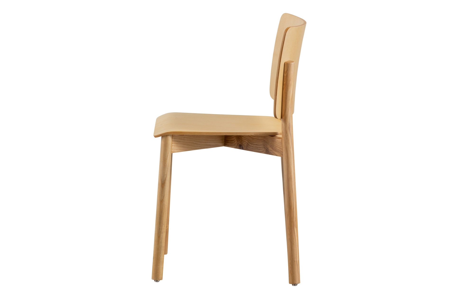 Der Esszimmerstuhl Karel wurde aus Eschenholz gefertigt und besitzt eine natürliche Farbe. Der Stuhl ist in zwei verschiedenen Varianten erhältlich