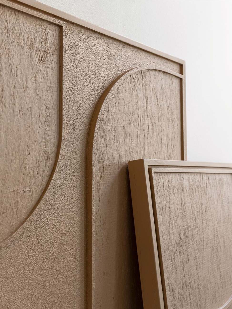 Das Wandpaneel Lorcan überzeugt mit seinem modernen Design. Gefertigt wurde es aus Holzrinde, welches einen braunen Farbton besitzt. Das Wandpaneel besitzt eine Größe von 127x102 cm.