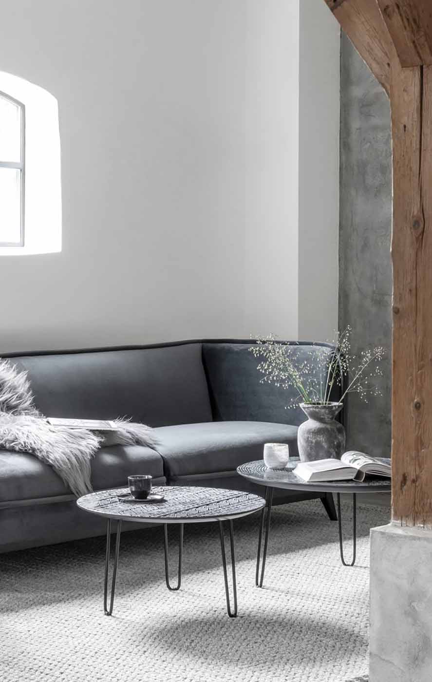 Stylisches Sofa Escape mit pflegeleichtem Bezug aus Samt