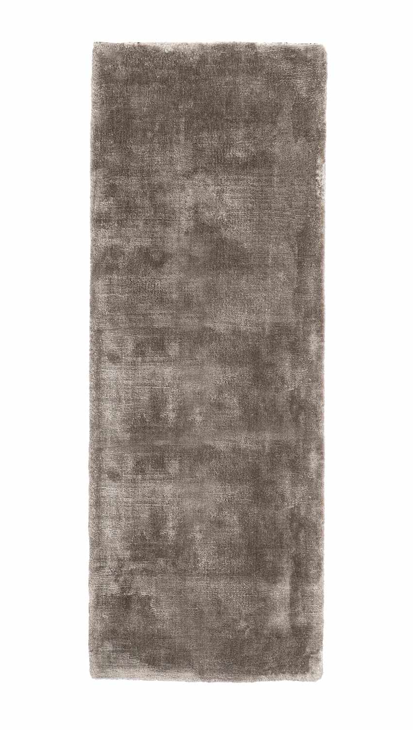 Der Teppich Samadhi überzeugt mit seinem modernen Design. Gefertigt wurde die Vorderseite aus Viskose und die Rückseite ist aus Baumwolle. Der Teppich besitzt einen braunen Farbton und die Maße von 80x200 cm.